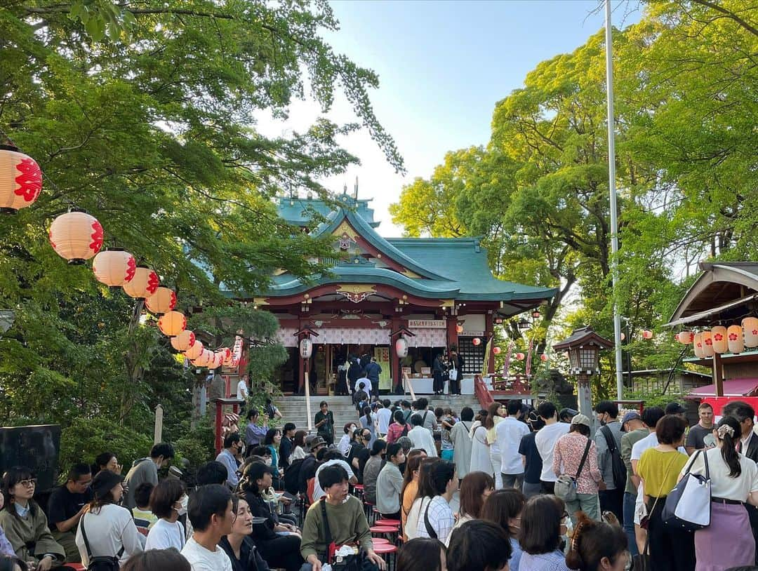 菅原永二さんのインスタグラム写真 - (菅原永二Instagram)「浅間神社三年ぶりのお祭り！ 雨上がって快晴！ゴジラも壊せなかった場所です。振る舞いビール！」6月3日 18時27分 - sugawara_agency