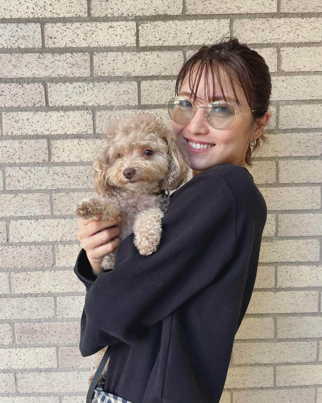 のインスタグラム：「やっと太陽が出たから撮影終わりにちぇるさんぽ🐶🌞 1時間弱歩いて早く帰りたいモードのちぇるさん、、笑 さてさて今日はこの後22:00〜NTV「Dr.チョコレート」第7話です！ 私もリアタイしよーっと🍫 #Drチョコレート」