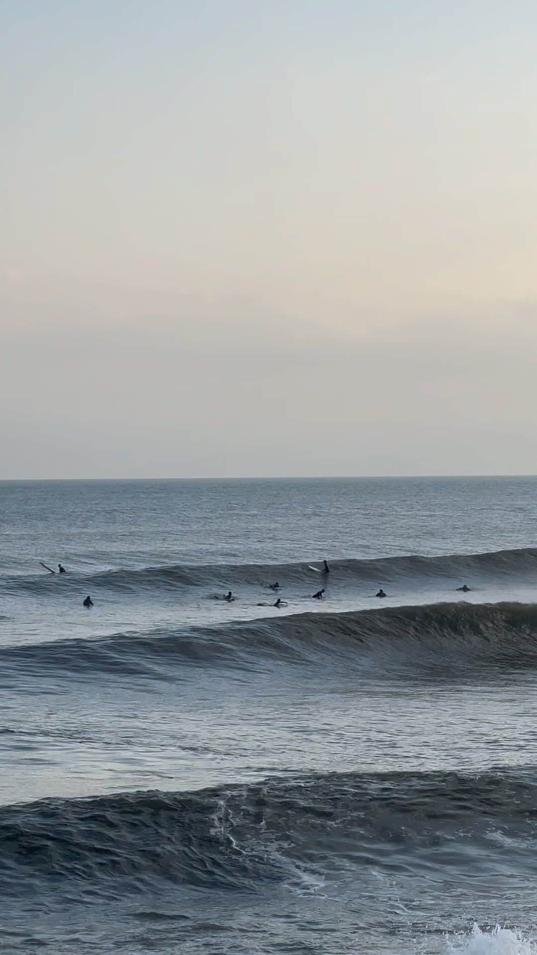 のインスタグラム：「ときたまはいるでかいギロチンダンパーさえなければ！ #funwaves #surfing #surfinglife #beachlife」