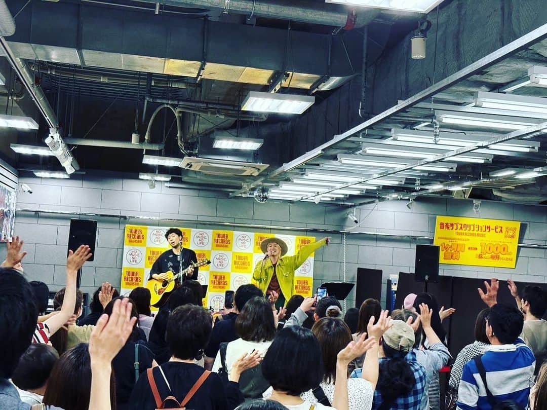 山田義孝のインスタグラム：「🫧🫧🫧 タワーレコード川崎店にて リリースイベント✨✨✨ 1部2部参加してくれた皆様 ありがとうございました✌︎ 顔見れて嬉しかったよ🌞 『備忘録音』キャンペーンは まだ続く！ こんなに良い作品ができたのだから 絶対聴いてもらいたい🔥 #タワ崎 #吉田山田 #明日は錦糸町マルイ #13時15時 #どうぞ宜しく」
