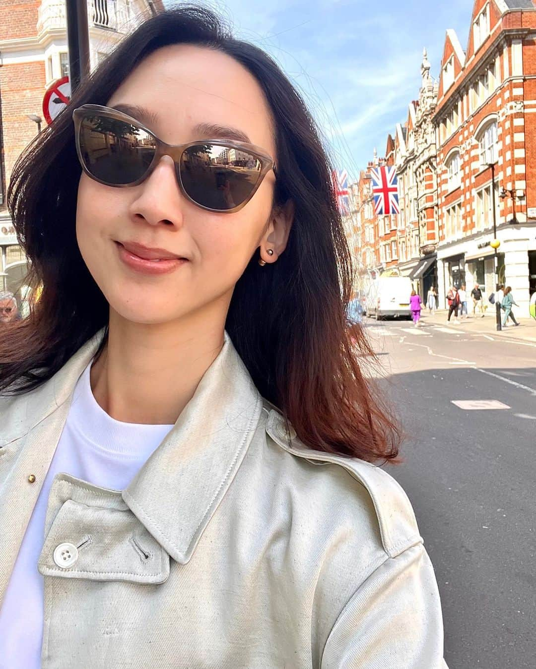 松原汐織のインスタグラム：「Alone time for Moms is necessary. Dads need one-on-one time to care for their babies👶🏻 A few days ago, I ate a pancake without rushing at @boxcarbaker , went to the basement of @bayleyandsage which I can’t get to with a pushchair (this Prosciutto is my fav♡) and had shopping time at @libertylondon . I enjoyed having alone time just a few hours though. My husband and our daughter had a fun time when I arrived home. Mum alone time is good effects on my family❤️❤️❤️ ・ ・ ママにも1人の時間(もしくは友達と過ごす時間)が必要だし、パパが子供と2人で過ごす時間も大切。 週に一度は夫と娘のラブラブタイムを設けています🥰  この日はMaryleboneのお気に入りのカフェBoxcar で美味しいコーヒー＆パンケーキで一息ついて、お気に入りのスーパーBayley and Sageのベビーカーだと行けない地下のフロアにも行って(プロシュートセットが我が家のお気に入り)、いつ行ってもセレクトにキュンとするLibertyで買い物して、リフレッシュ完了❣️  帰宅すると娘が楽しそうに笑っていて、とても良い時間を2人で過ごしているのだなぁと🫶🏻 ママの一人時間は、私たち家族にとって必要不可欠です😝 ー #baby #babygirl #3monthsold #mumofagirl #lovemyfam  #marylebone #boxcarbaker #bayleyandsage #liberty #bugaboo #bugaboouk  #london #thisislondon #londonlife  #出産 #海外出産 #女の子ママ #ママの一人時間  #海外子育て #イギリス子育て #ロンドン子育て  #ロンドン #ロンドン生活 #ロンドン在住  #shioriinlondon2023」