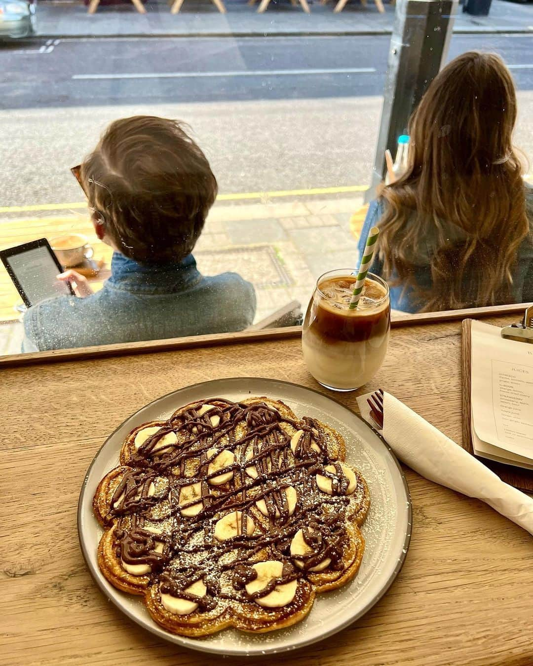 松原汐織さんのインスタグラム写真 - (松原汐織Instagram)「Alone time for Moms is necessary. Dads need one-on-one time to care for their babies👶🏻 A few days ago, I ate a pancake without rushing at @boxcarbaker , went to the basement of @bayleyandsage which I can’t get to with a pushchair (this Prosciutto is my fav♡) and had shopping time at @libertylondon . I enjoyed having alone time just a few hours though. My husband and our daughter had a fun time when I arrived home. Mum alone time is good effects on my family❤️❤️❤️ ・ ・ ママにも1人の時間(もしくは友達と過ごす時間)が必要だし、パパが子供と2人で過ごす時間も大切。 週に一度は夫と娘のラブラブタイムを設けています🥰  この日はMaryleboneのお気に入りのカフェBoxcar で美味しいコーヒー＆パンケーキで一息ついて、お気に入りのスーパーBayley and Sageのベビーカーだと行けない地下のフロアにも行って(プロシュートセットが我が家のお気に入り)、いつ行ってもセレクトにキュンとするLibertyで買い物して、リフレッシュ完了❣️  帰宅すると娘が楽しそうに笑っていて、とても良い時間を2人で過ごしているのだなぁと🫶🏻 ママの一人時間は、私たち家族にとって必要不可欠です😝 ー #baby #babygirl #3monthsold #mumofagirl #lovemyfam  #marylebone #boxcarbaker #bayleyandsage #liberty #bugaboo #bugaboouk  #london #thisislondon #londonlife  #出産 #海外出産 #女の子ママ #ママの一人時間  #海外子育て #イギリス子育て #ロンドン子育て  #ロンドン #ロンドン生活 #ロンドン在住  #shioriinlondon2023」6月3日 18時36分 - shiori_ma_