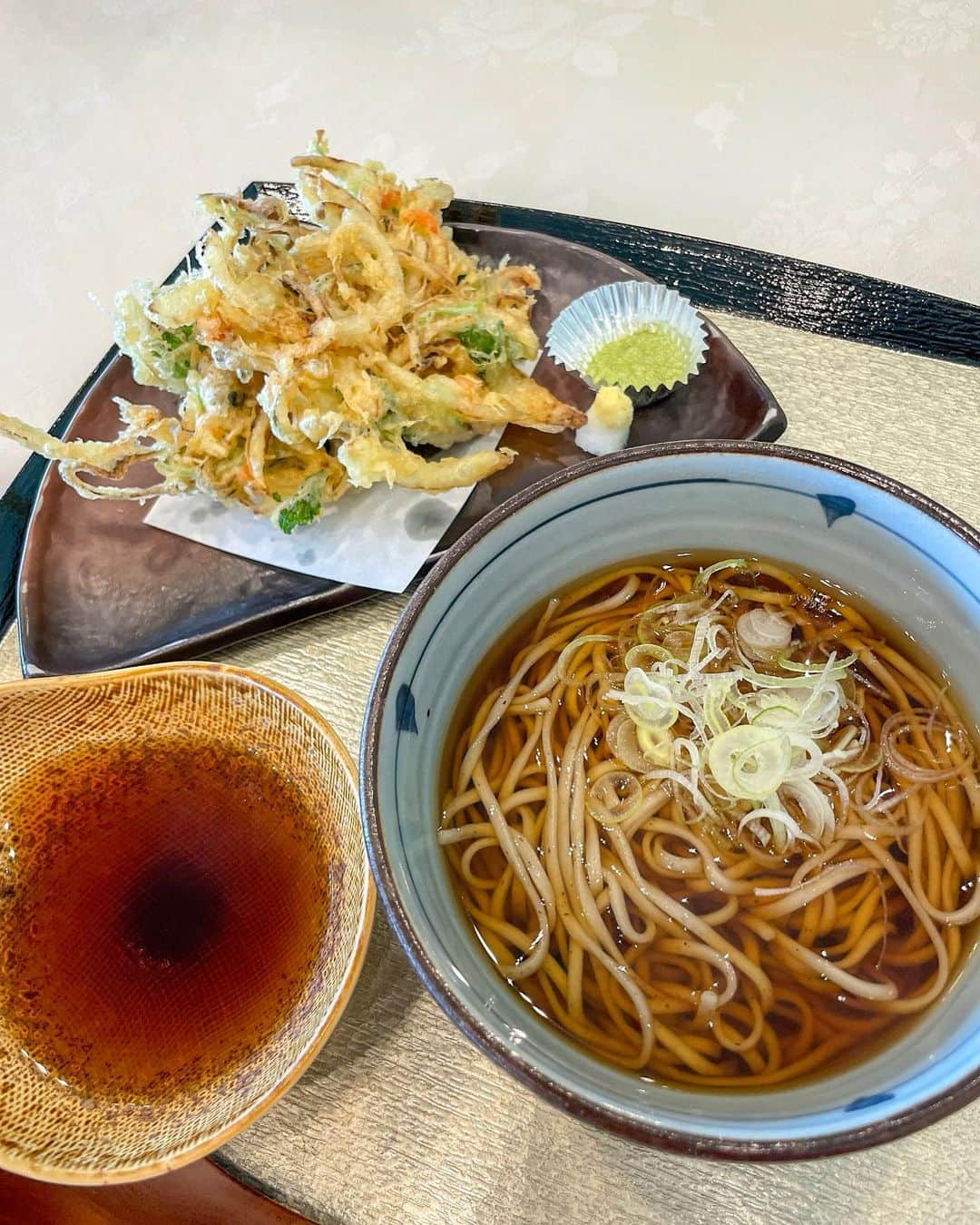 米澤有さんのインスタグラム写真 - (米澤有Instagram)「皆さま、雨は大丈夫でしたでしょうか🥲  あまりにもゴルフの調子が悪くて泣いていたら、愛理さんが練習に付き合ってくれました‼︎ 忙しいのにありがとう🥹  良い感じかなと思ったら、試合では全然駄目で…くじけそうになっても信じて応援してくれて、練習も付き合ってくれて、励ましてくれて… 本当に感謝しかないです😣 愛理さん〜ありがとう🙇‍♀️ 絶対頑張るから😤  いつも暖かいお言葉で応援してくださる皆さま、本当にありがとうございます🙇‍♀️ 結果で恩返しが出来るように頑張ります✊‼️  最近のお蕎麦と、最後は佐賀県で食べた井手ちゃんぽん（本店）麺抜きです😉  #信じて頑張る #ありがとう　#感謝 #練習  #愛理さん #蕎麦好き #蕎麦投稿」6月3日 18時28分 - yu.u.yonezawa