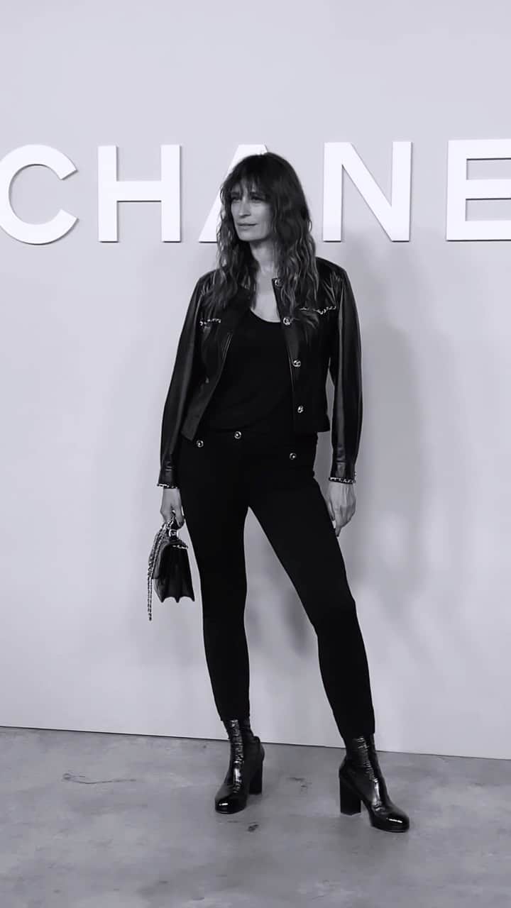 カロリーヌ・ド・メグレのインスタグラム：「And it’s a wrap! 🎥🇯🇵 🔥Thank you Tokyo and @chanelofficial @saifoo7  Makeup @barbiemichiru Hair  Taku @leilasmara #ChanelinTokyo」
