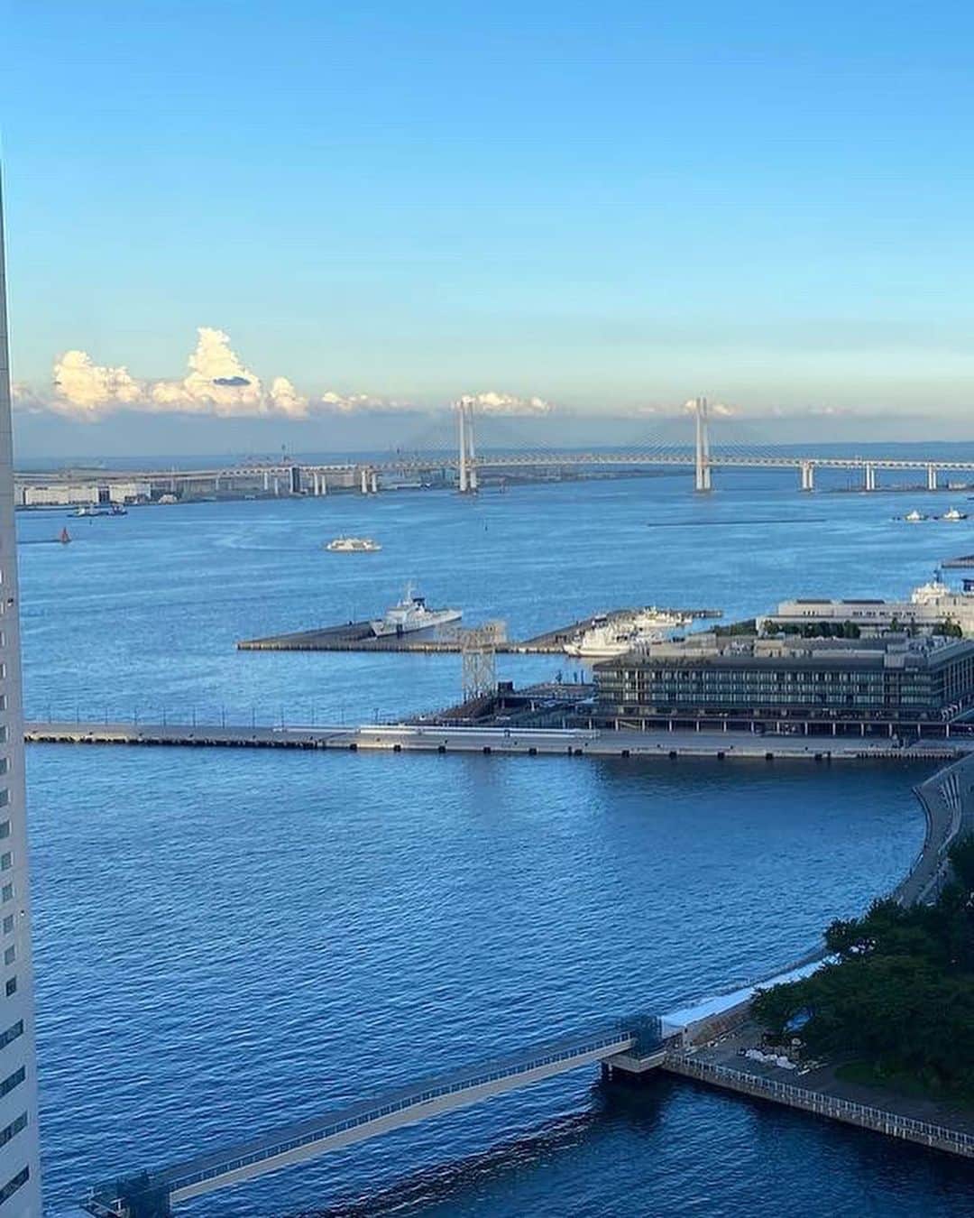 のインスタグラム：「// 6月2日は横浜開港記念日。 横浜港の開港を祝う記念日で、 みなとみらいでは開港祭も行われます。 昨日の荒天により花火は中止となってしまいましたが 毎年、開港祭と同時に夏の始まりをを感じます。 青い海と空、緑に囲まれたこの街で 楽しい時間をお過ごしいただけるように これからも横浜でお待ちいたしております。 ※花火は昨年の様子。写真はイメージです . #横浜開港記念日 #横浜港 #海  #ホテルからの景色  #横浜ベイホテル東急  #みなとみらい #横浜  #みなとみらい線フォト散歩  #yokohamaport #hotel  #yokohamabayhoteltokyu  #myyokohama」