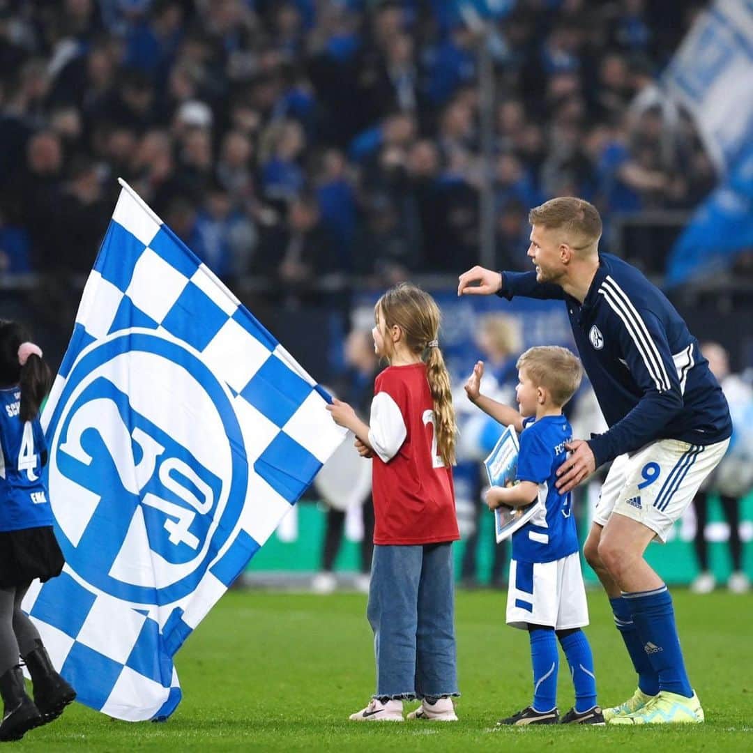 シモン・テローデさんのインスタグラム写真 - (シモン・テローデInstagram)「Hallo Schalker, was soll ich ...