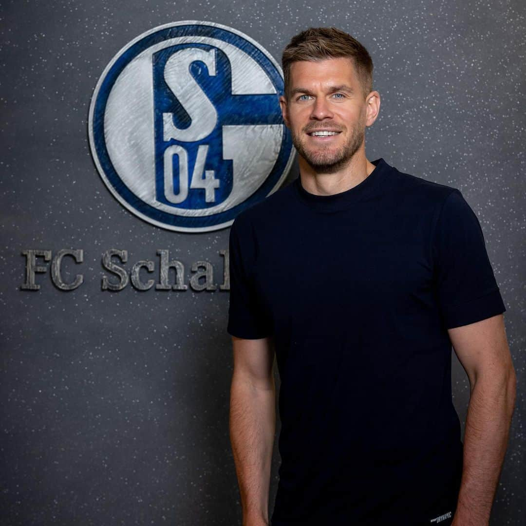 シモン・テローデのインスタグラム：「Hallo Schalker,  was soll ich Euch groß sagen?   Der Abstieg hat uns hart getroffen, aber gerade das Erlebnis nach Spielende in Leipzig hat mir gezeigt wie unfassbar dieser Verein ist!   Die Wertschätzung von Seiten des Vereins, Trainer, Mannschaft und von Euch hat mich umgehauen und so kam für mich ein Abschied nicht mehr in Frage.  Es macht mich stolz weiterhin für Schalke 04 spielen zu dürfen.   Jetzt mal kurz abschalten um dann mit voller Wucht anzugreifen!  Alle 14 Tage - vor über 60.000 Fans  🫡🔵⚪️」