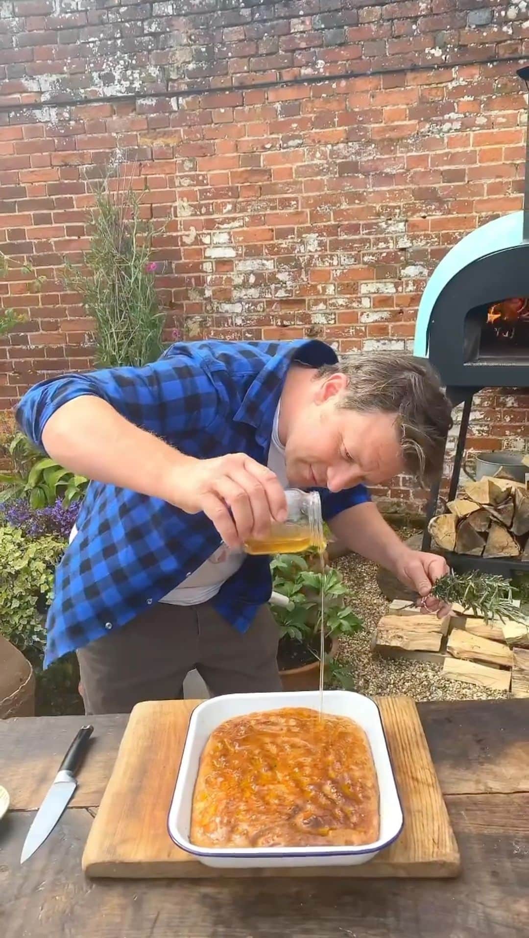 ジェイミー・オリヴァーのインスタグラム：「Now my bees are back in action I've got the perfect honey recipe I think you lot will love in fact some of you will have already tried this before as it's from my cookbook #JamiesTogether p12....this is my honey #focaccia...soft, spongey and undeniably moreish you won't be able to get enough of this! trust me it never lasts long in my house haha. Hit the link in my bio to get the recipe if you haven't got a copy of the book....let me know if you're gonna give it a go」