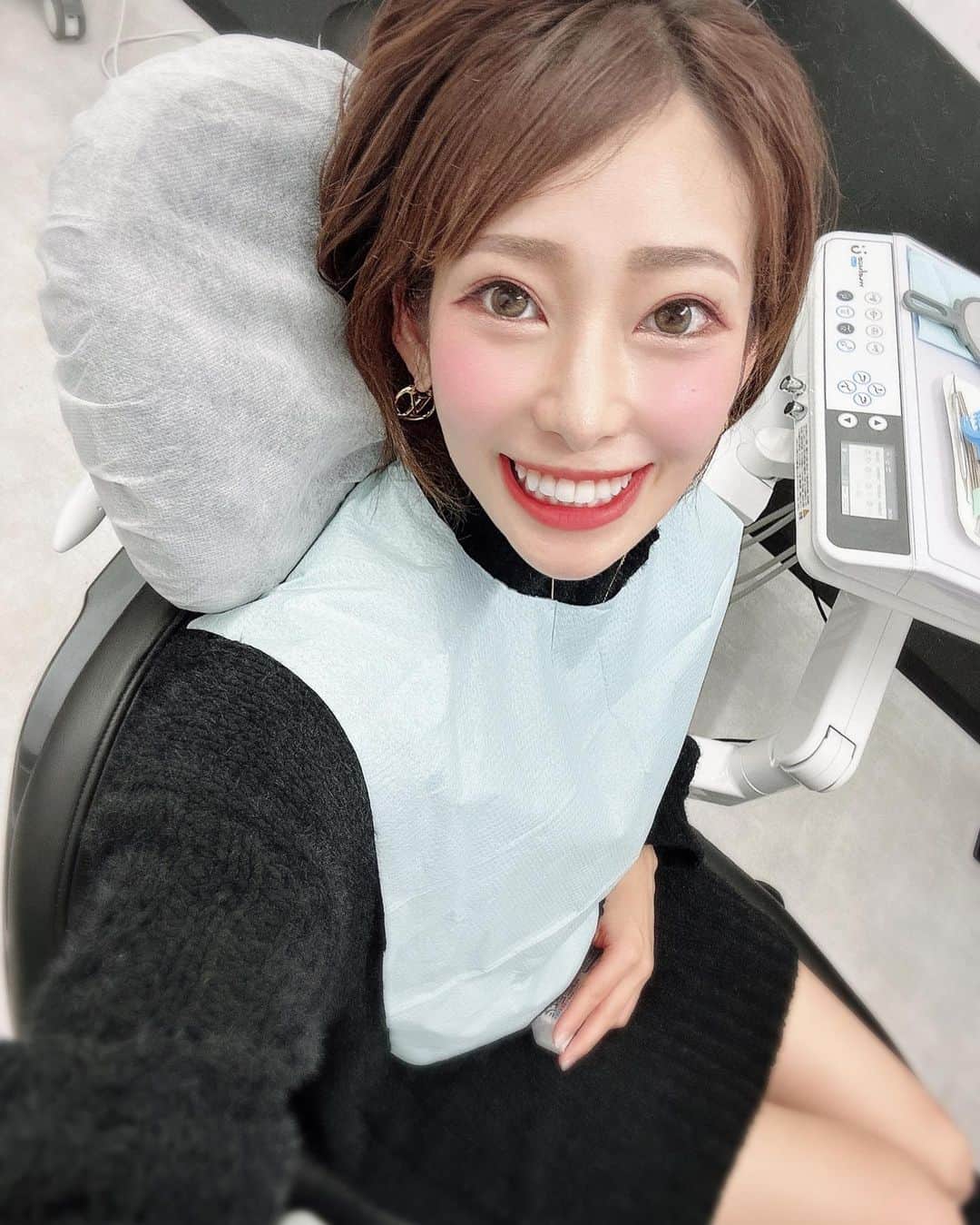 りほさんのインスタグラム写真 - (りほInstagram)「もこもこの白黒のパンダみたいなおさるさん〜っ❤️🐼🙊 歯のクリーニングとホワイトニングしてきましたっ🦷🪥✨  ホームケアもしてるけど、定期的に歯医者さんで口の中の健康状態チェックからクリーニング、ホワイトニングまでやってもらってます💕😊  思い切り笑うことが多いから歯は綺麗にっ✨☺️笑  今回は新しく3月にオープンした目黒駅前の　@meguro_matsui_dentalclinic で施術していただきました❤️🏥  駅からめちゃくちゃ近い！😳院内も綺麗で落ち着いた雰囲気✨ホワイトニングしながらうとうとしちゃいました😂歯も綺麗になって白くなって満足☺️  RIHOの投稿を見たって伝えるとホワイトニングが通常価格¥38500→¥8500で受けられます💕😆 RIHOフォロワーさん限定だにょん✨🦷  クリニックでここまで安いのは、なかなかなかないので気になる方はこの機会にぜひ試してみてね❤️🐒  #目黒#ホワイトニング#美容#美容法#デンタルクリニック#目黒まついデンタルクリニック #dental #歯並び　#矯正　#美白　#笑顔　#whitening #whiteningteeth #japanesegirl #看護師　#nurse #動物好き　#クロシロエリマキキツネザル　#キツネザル　#animallovers #beauty」6月3日 18時44分 - ri1ho
