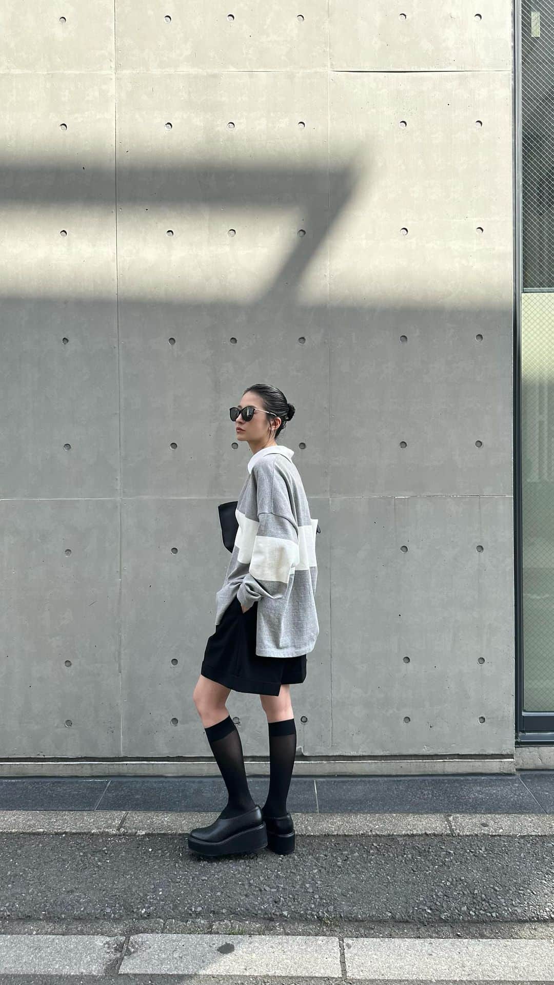 のインスタグラム：「お気に入りのコーディネートです⚪️先行予約アイテムのラガーシャツをソックスで合わせてみたよ♡ 新鮮で可愛いー♡ラガーシャツでも前立てを細めに仕立て、あえてボタンを付けず深めのネック明きにしてあるので自然と抜け感あるスタイルに決まるように仕上げました♡ 是非、お楽しみに❤️ #clane #clane23awpreorder」