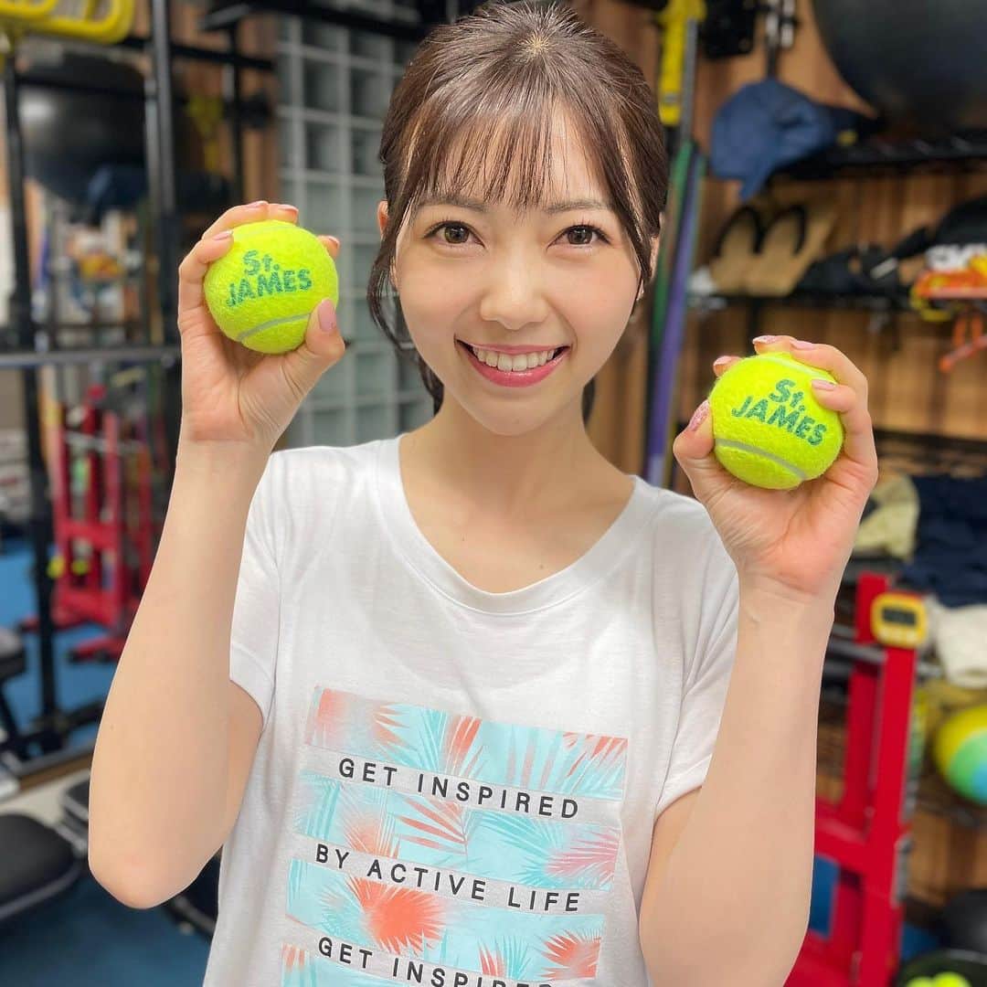 川又智菜美のインスタグラム：「最近ボールを使ったトレーニングが 色々と増えてきてます🎾 ⁡ ロブ処理からのボレーに入るためのメニューや ペッパートレーニングにボレーの動きを加えたものなど… ⁡ 私はそれはもう必死に食らいついて頑張ってるんですが トレーナーさんたちには 「子犬と遊んでるみたい…🐶」 と言われます🤣🤣🤣 犬飼ってるけど飼い主じゃなく犬の方か…🙄笑 ⁡ せめて子犬じゃなくて強そうな犬になれるよう 頑張ります！！！！！！🔥笑 ⁡ 謎にダンロップのボール強調ポーズですが 宣伝でもなんでもありません😂 でも、このタグはつけときましょう！笑 #やっぱりボールはダンロップ ✌️ ⁡ #テニス #テニス女子 #tennis」