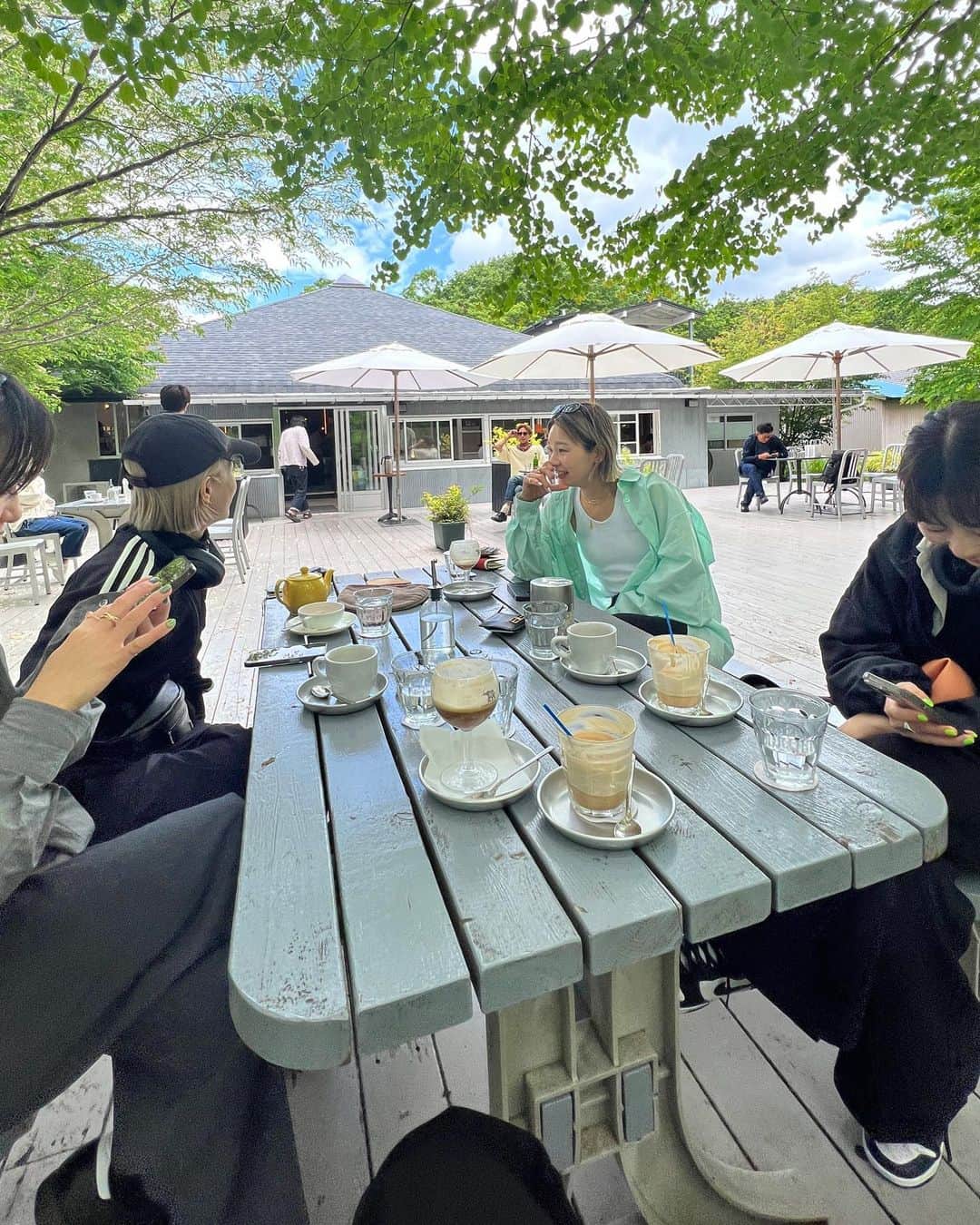 中村真里さんのインスタグラム写真 - (中村真里Instagram)「⁡ このメンバーでの旅、今年は那須〜！朝たまたまたどり着いたカフェが気持ち良すぎた🌿 コーヒーも美味しくて、カフェベースとスコーンをお持ち帰り。 まこさんが良い感じに写真撮ってくれた🤳  隠れ家的な蕎麦屋さんも、待った甲斐大あり😚😚」6月3日 18時53分 - _marinakamura_