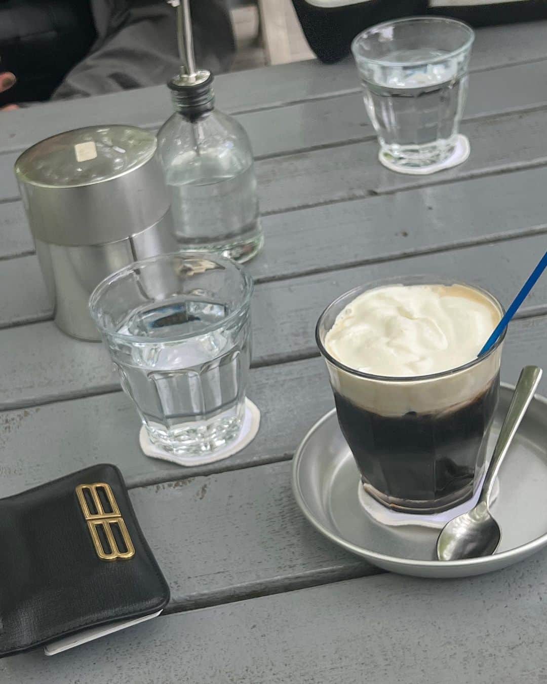中村真里さんのインスタグラム写真 - (中村真里Instagram)「⁡ このメンバーでの旅、今年は那須〜！朝たまたまたどり着いたカフェが気持ち良すぎた🌿 コーヒーも美味しくて、カフェベースとスコーンをお持ち帰り。 まこさんが良い感じに写真撮ってくれた🤳  隠れ家的な蕎麦屋さんも、待った甲斐大あり😚😚」6月3日 18時53分 - _marinakamura_