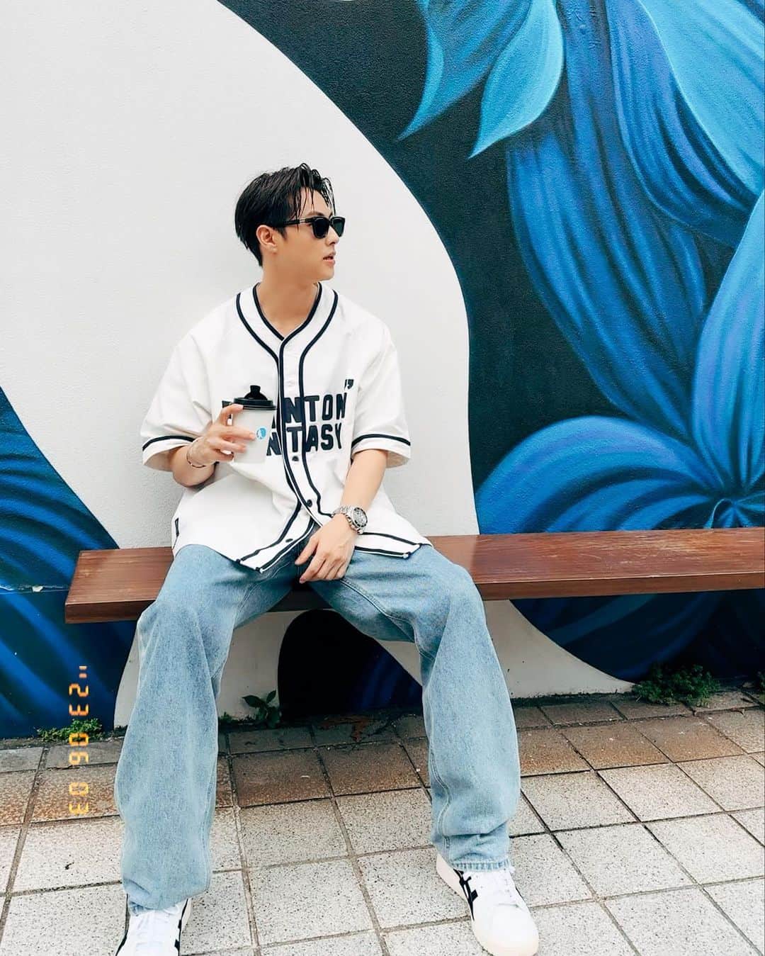 のインスタグラム：「六月你好👋 時間過得真快  一年又要過一半了  轉眼間18年了 想起高中一起打鬧的時光 友誼長存 #有朋自遠方來 彼此一切都好✌️ 也祝大家畢業快樂 🎓 @phantaci_06  @asics_sportstyle_tw @theantipodean」