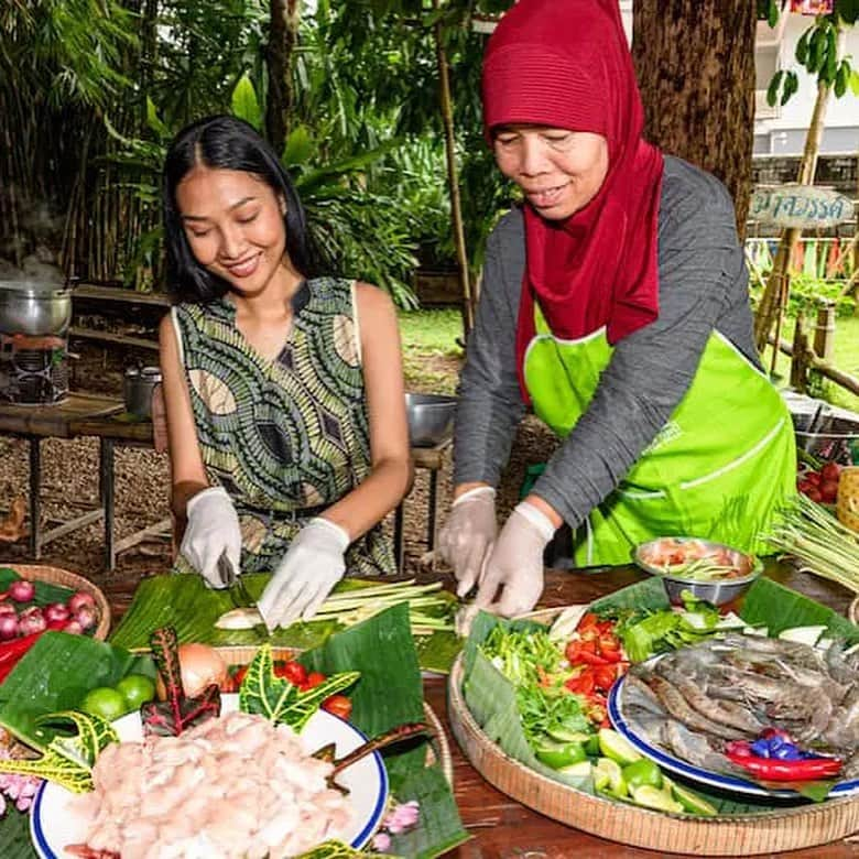 タイ国政府観光庁さんのインスタグラム写真 - (タイ国政府観光庁Instagram)「. ༉‧₊˚ 🇹🇭わざわざ行きタイ旅！ ⠀ ⋯⋯⋯⋯⋯⋯⋯⋯⋯⋯⋯⋯✈  毎週土曜日は、まだあまり知られていないタイのエコツアースポットをご紹介♪   今回はクラビ県にあるコミュニティ「バーン・ナーティーン」へ✨  クラビで最も賑わう「アオナン・ビーチ」から車で5分ほどの場所に、イスラム教徒が暮らすコミュニティがあります🤝　それが、バーン・ナーティーン🌿　シンプルで平和な生活を大切にしている場所です🕊  ろうけつ染め（バティック）体験やアクセサリー作り、ココナッツのお菓子作りやコーヒー豆の焙煎体験など、バーン・ナーティーンではさまざまなアクティビティが体験可能👍　ホームステイもできるので、人々の生活により深く触れてみたい！という方におすすめです💖  地元でとれたシーフードをはじめ、ローカルグルメを堪能したり、ゴムの木の樹液採取やハーブの植え方を学んだり……🌿　バーン・ナーティーンの人々と交流し、伝統文化を知ることで、明日からの毎日が変わるきっかけにもなるかもしれません😌  見事な自然も有することから、ラフティングやトレッキング、洞窟探検なども楽しめます💨　エコツアーが気になる方は、バーン・ナーティーンに足を運んでみてはいかがでしょうか？🫶  ☆「行ってみたい！」：いいね❤をタップ ★「参考になった！」：保存ボタン🔖をタップ  #タイ #クラビ #バーンナーティーン #グリーンツーリズム #エコツアー #自然が好き #自然が好きな人と繋がりたい #タイ文化 #タイ料理 #今こそタイへ #こんなタイ知らなかった #もっと知りタイ #はじめてのタイ #タイ旅行 #クラビ旅行 #旅好きな人と繋がりたい #旅行好きな人と繋がりたい #海外旅行 #thailand #krabi #bannateen #ecotourism #sustainabletourism #amazingthailand #thailandtravel #thailandtrip #thaistagram #lovethailand #amazingnewchapters」6月3日 18時51分 - amazingthailandjp