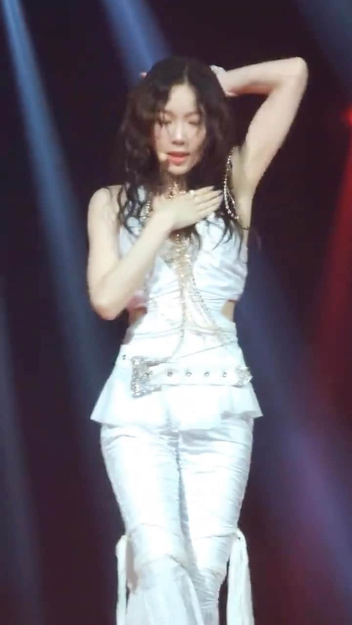 TAEYEONのインスタグラム：「cold as hell 🧊❤️‍🔥  @taeyeon_ss  #태연 #TAEYEON #TheODDofLOVE_SeoulDay1」