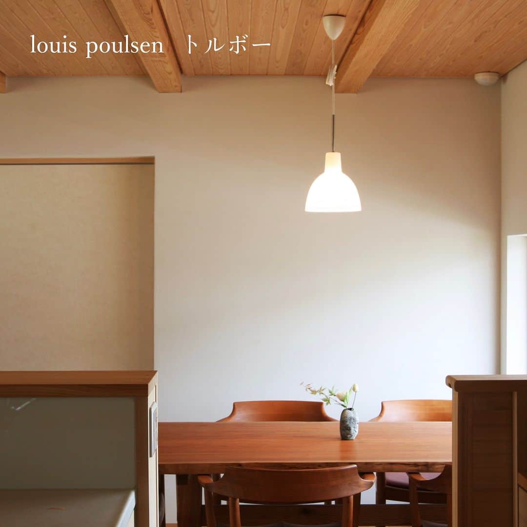 knowledgelifeさんのインスタグラム写真 - (knowledgelifeInstagram)「木の家×ルイスポールセン louis poulsen のペンダントライト🛋 施工例を3つご紹介。 シンプルながらも存在感のある照明と、 明りを受け止める木や塗り壁、障子の調和が美しい。  食卓やくつろぐ場所に ペンダントライトの明りがひとつあるだけで、 暮らしの質がぐっと上がる気がします。  ナレッジライフのモデルハウスで 美しさと居心地の良さをお確かめください。  @knowledgelife_niigata  #ペンダントライト #ペンダントライトのある家 #ペンダントライトのあるダイニング #木の家 #ルイスポールセン #louispoulsen #yeslouispoulsen #北欧照明 #新潟の家づくり #ナレッジライフ」6月3日 18時52分 - knowledgelife_niigata