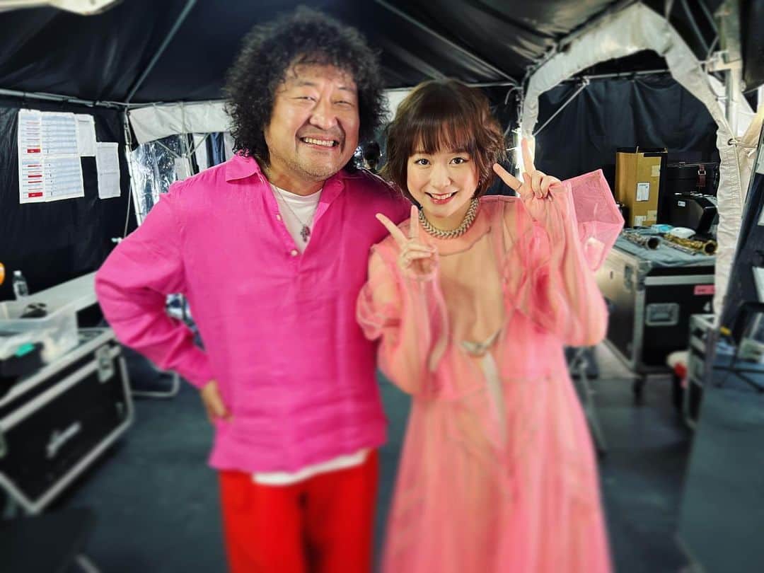 のインスタグラム：「葉加瀬太郎　音楽祭　2023 暑い中、ありがとうございました✨  色々あったけど… なんとかなんとか無事に歌を届けられて良かった💦  葉加瀬さんと「I will survive」奏でられたのは、人生の宝です✨  感謝でいっぱいの1日でした🥺  レオちんともパシャリ📸」