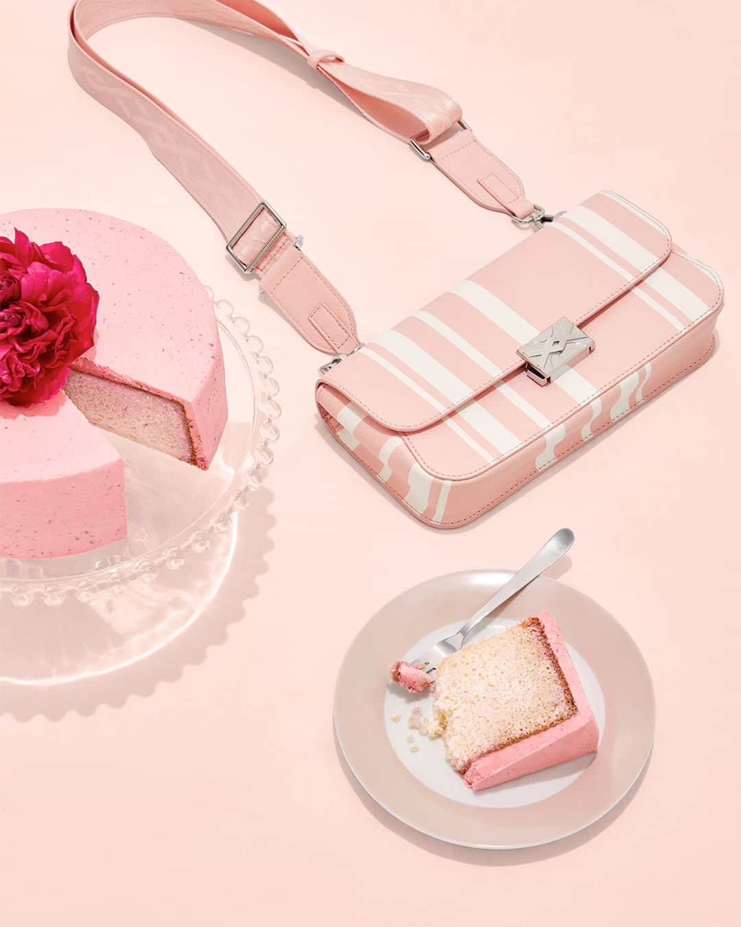 ベネトンのインスタグラム：「Flair and mellow colors: the modern take of the iconic striped Benetton pattern, on apparel and accessories like the BE BAG.  Shop the new SS23 collection by @andreaincontri online and in store.  #Benetton」