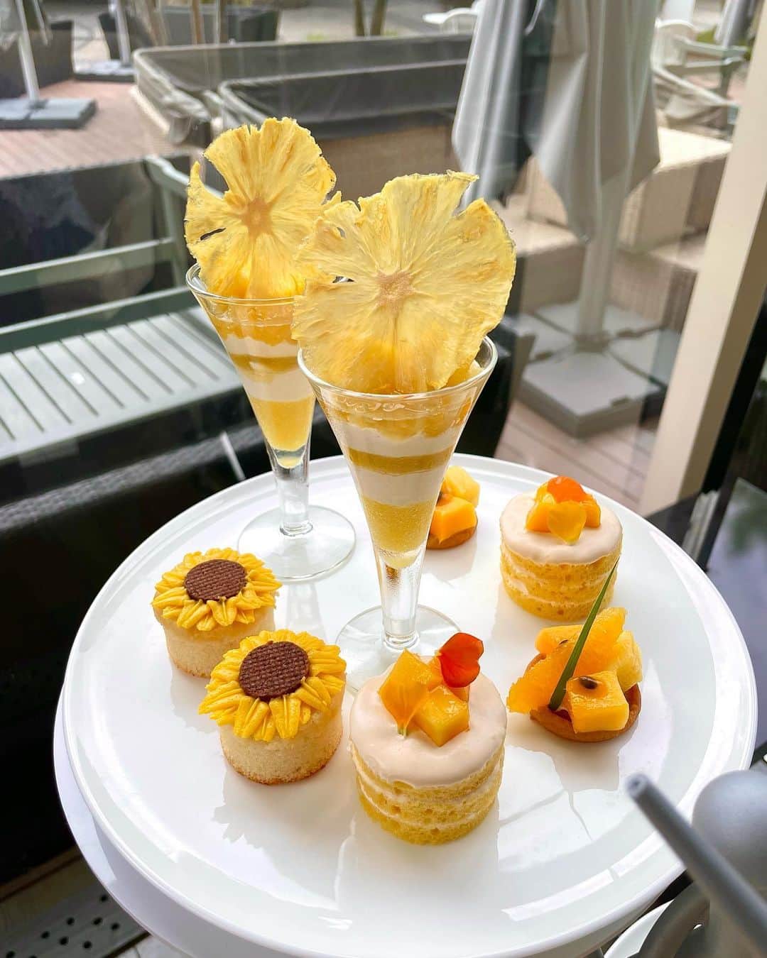 エリカ・セイラさんのインスタグラム写真 - (エリカ・セイラInstagram)「Vegan summer afternoon tea @tokyomarriott 🌼💛 6月1日からスタートしたサマーアフタヌーンティー💛  季節ごとに新メニューに変わるマリオットのヴィーガンアフタヌーンティーは、味も見た目も可愛さも完成度高くて最高🌼💛  #ヴィーガンアフタヌーンティー #ヴィーガン #ベジタリアン #vegan #vegetarian #vegansweets  #アフタヌーンティー #インフルエンサー #モデル #ヘルシー #ダイエット  #hightea #デトックス #ヴィーガンスイーツ #ヴィーガンカフェ #ヌン活 #アフヌン #ビーガン #東京グルメ #カフェ巡り #afternoontea #veganfood #マリオット #マリオットホテル #東京マリオットホテル #mariott #mariotthotel #glutenfree #グルテンフリー #アフタヌーンティー東京」6月3日 18時55分 - erica_sarah_