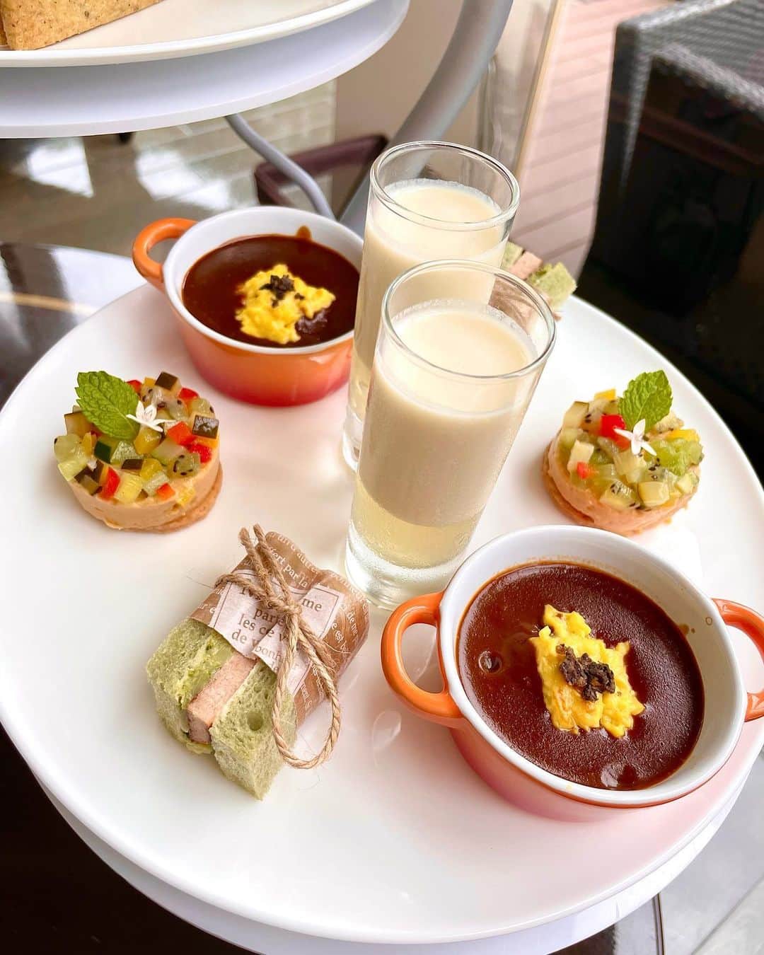 エリカ・セイラさんのインスタグラム写真 - (エリカ・セイラInstagram)「Vegan summer afternoon tea @tokyomarriott 🌼💛 6月1日からスタートしたサマーアフタヌーンティー💛  季節ごとに新メニューに変わるマリオットのヴィーガンアフタヌーンティーは、味も見た目も可愛さも完成度高くて最高🌼💛  #ヴィーガンアフタヌーンティー #ヴィーガン #ベジタリアン #vegan #vegetarian #vegansweets  #アフタヌーンティー #インフルエンサー #モデル #ヘルシー #ダイエット  #hightea #デトックス #ヴィーガンスイーツ #ヴィーガンカフェ #ヌン活 #アフヌン #ビーガン #東京グルメ #カフェ巡り #afternoontea #veganfood #マリオット #マリオットホテル #東京マリオットホテル #mariott #mariotthotel #glutenfree #グルテンフリー #アフタヌーンティー東京」6月3日 18時55分 - erica_sarah_
