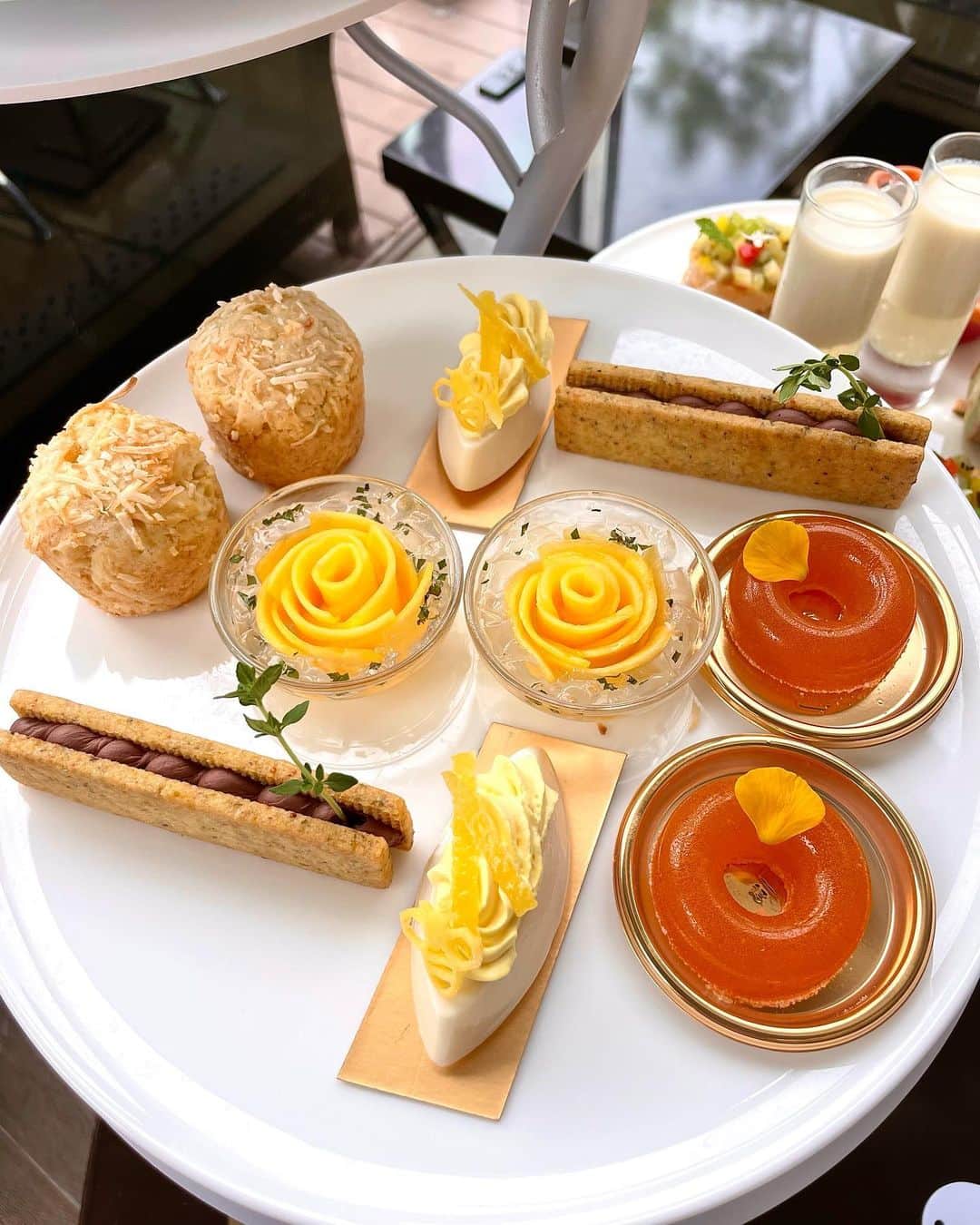 エリカ・セイラさんのインスタグラム写真 - (エリカ・セイラInstagram)「Vegan summer afternoon tea @tokyomarriott 🌼💛 6月1日からスタートしたサマーアフタヌーンティー💛  季節ごとに新メニューに変わるマリオットのヴィーガンアフタヌーンティーは、味も見た目も可愛さも完成度高くて最高🌼💛  #ヴィーガンアフタヌーンティー #ヴィーガン #ベジタリアン #vegan #vegetarian #vegansweets  #アフタヌーンティー #インフルエンサー #モデル #ヘルシー #ダイエット  #hightea #デトックス #ヴィーガンスイーツ #ヴィーガンカフェ #ヌン活 #アフヌン #ビーガン #東京グルメ #カフェ巡り #afternoontea #veganfood #マリオット #マリオットホテル #東京マリオットホテル #mariott #mariotthotel #glutenfree #グルテンフリー #アフタヌーンティー東京」6月3日 18時55分 - erica_sarah_