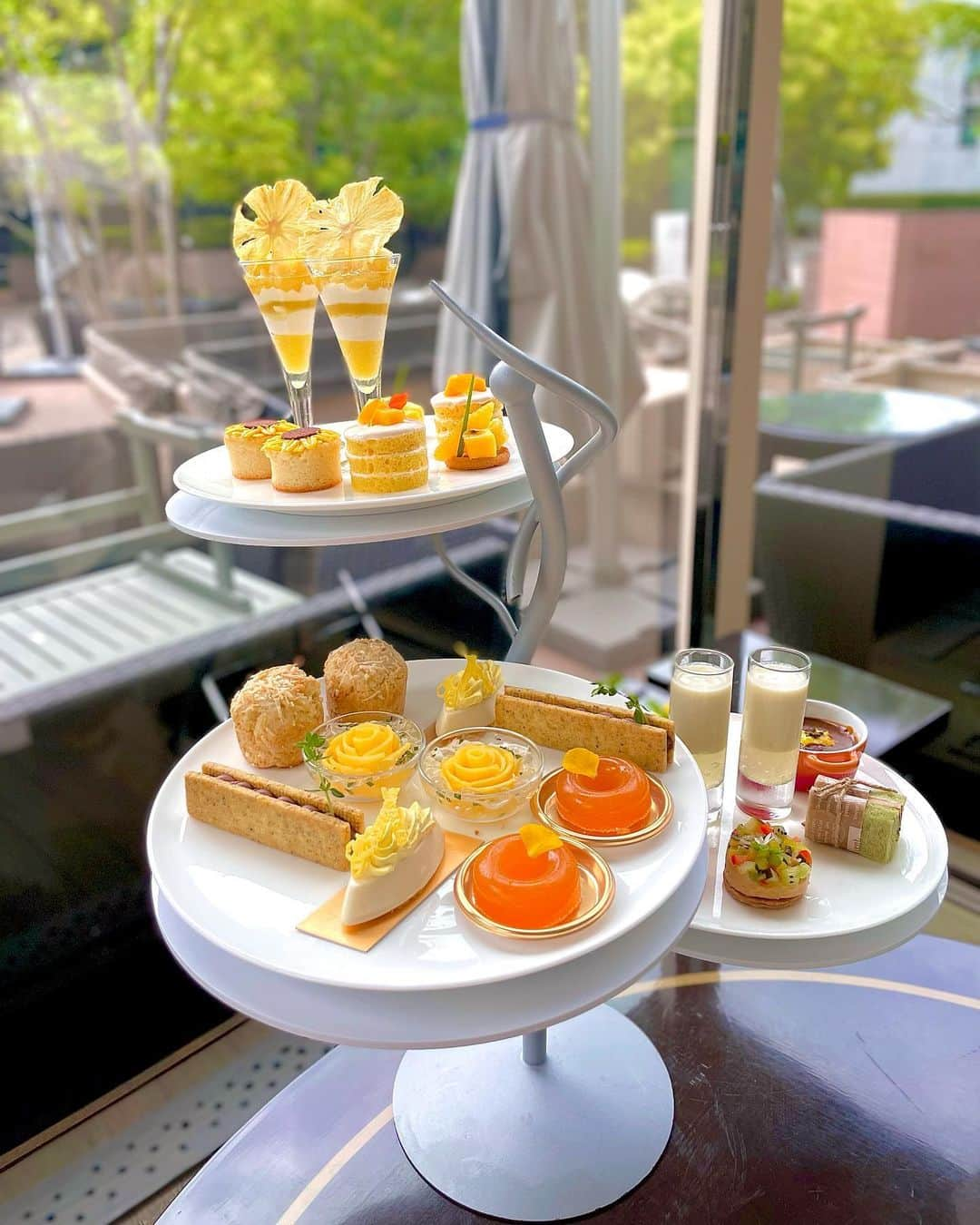 エリカ・セイラのインスタグラム：「Vegan summer afternoon tea @tokyomarriott 🌼💛 6月1日からスタートしたサマーアフタヌーンティー💛  季節ごとに新メニューに変わるマリオットのヴィーガンアフタヌーンティーは、味も見た目も可愛さも完成度高くて最高🌼💛  #ヴィーガンアフタヌーンティー #ヴィーガン #ベジタリアン #vegan #vegetarian #vegansweets  #アフタヌーンティー #インフルエンサー #モデル #ヘルシー #ダイエット  #hightea #デトックス #ヴィーガンスイーツ #ヴィーガンカフェ #ヌン活 #アフヌン #ビーガン #東京グルメ #カフェ巡り #afternoontea #veganfood #マリオット #マリオットホテル #東京マリオットホテル #mariott #mariotthotel #glutenfree #グルテンフリー #アフタヌーンティー東京」