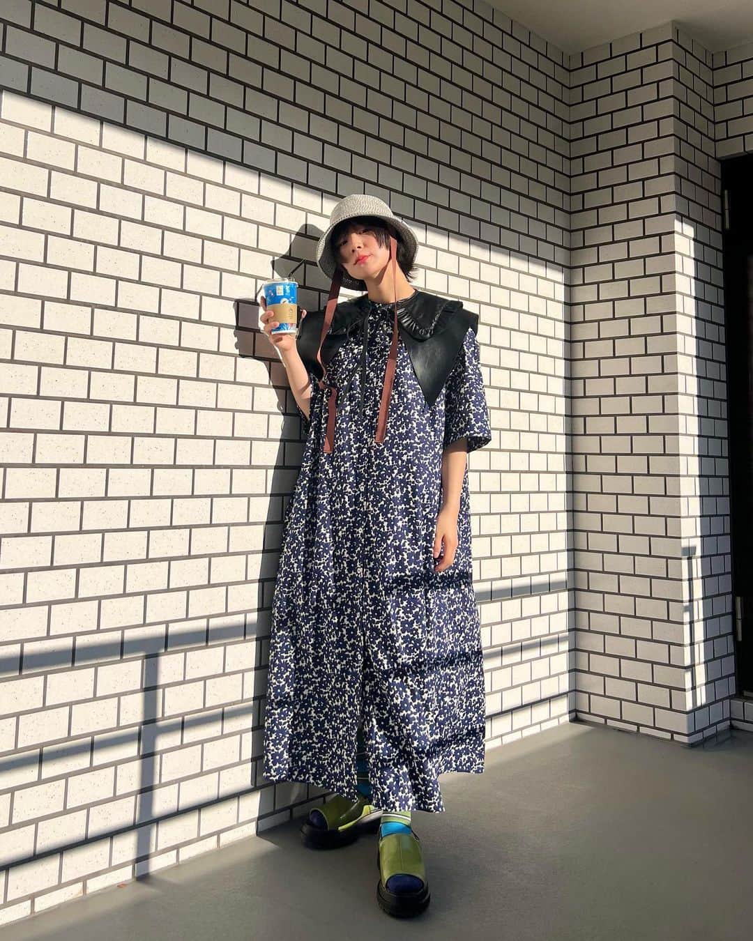 光永のインスタグラム：「大人っぽガーリーコーデ☀️👒 このネイビー小花柄めちゃくちゃ可愛い。ワンピース絶対裏切らないlibracue。 レザー感を襟とサンダルにいれまして素材でかっこよさをいれてみて🍙 リボン付きハットは、配色一目惚れしました。かなり深めに被れるのも大好きです。 昨日と打って変わって晴れ過ぎてた今日でした。嬉しいいい ㅤㅤㅤㅤㅤㅤㅤㅤㅤㅤㅤㅤ ワンピース：#libracue ハット：#arth 襟：#RRR サンダル：#riiika  ソックス：#marni×#uniqlo  ㅤㅤㅤㅤㅤㅤㅤㅤㅤㅤㅤㅤ #初夏コーデ #花柄ワンピース #バケハコーデ #骨格ナチュラルコーデ #ブルベ冬コーデ」