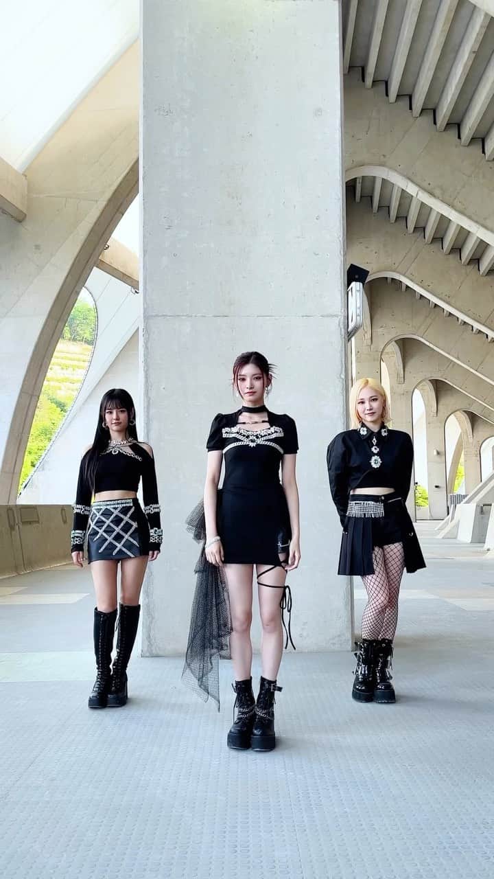 EVERGLOWのインスタグラム：「It’s a wrap for you🔥🎶 #EVERGLOW #에버글로우 #이유 #EU #미아 #MIA #이런 #YIREN」
