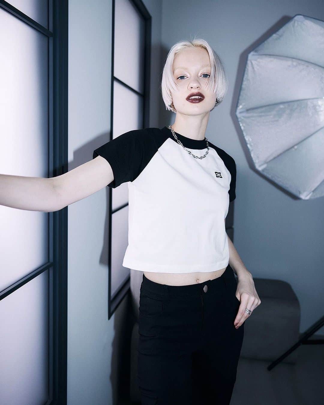 ENVYMのインスタグラム：「【𝙍𝙀𝘾𝙊𝙈𝙀𝙉𝘿𝙞𝙩𝙚𝙢】 ⁡ ⁡ ◾︎コンパクトラグランTee color / WHITE,BLACK,BLUE ⁡ ⁡ 柔らかく、伸縮性のある生地を使用したラグランTシャツ。 今季トレンドのＹ２ＫムードにピッタリなTOPSです。 ⁡ 全体的にコンパクトなサイジングなので ワイドデニムやフレアパンツなどのフルレングスのボトムと相性ばっちり◎ ⁡ --------------------------------- ⁡ ⁡ #envym #2023ss #summer」