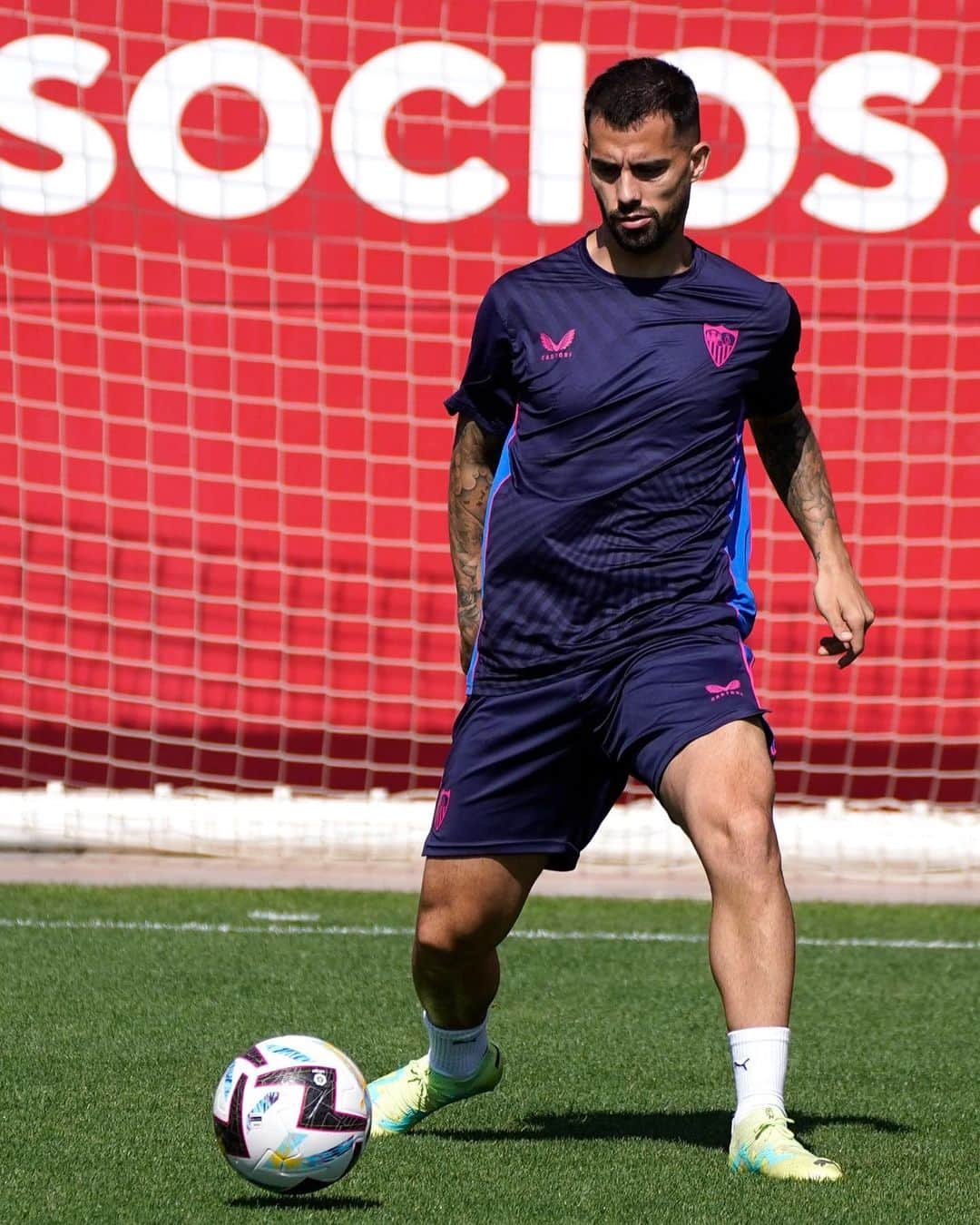 セビージャFCさんのインスタグラム写真 - (セビージャFCInstagram)「¡A por el último de la temporada!  ⚽️🔜 #RealSociedadSevillaFC   #WeareSevilla #NuncaTeRindas #laliga #training」6月3日 19時11分 - sevillafc