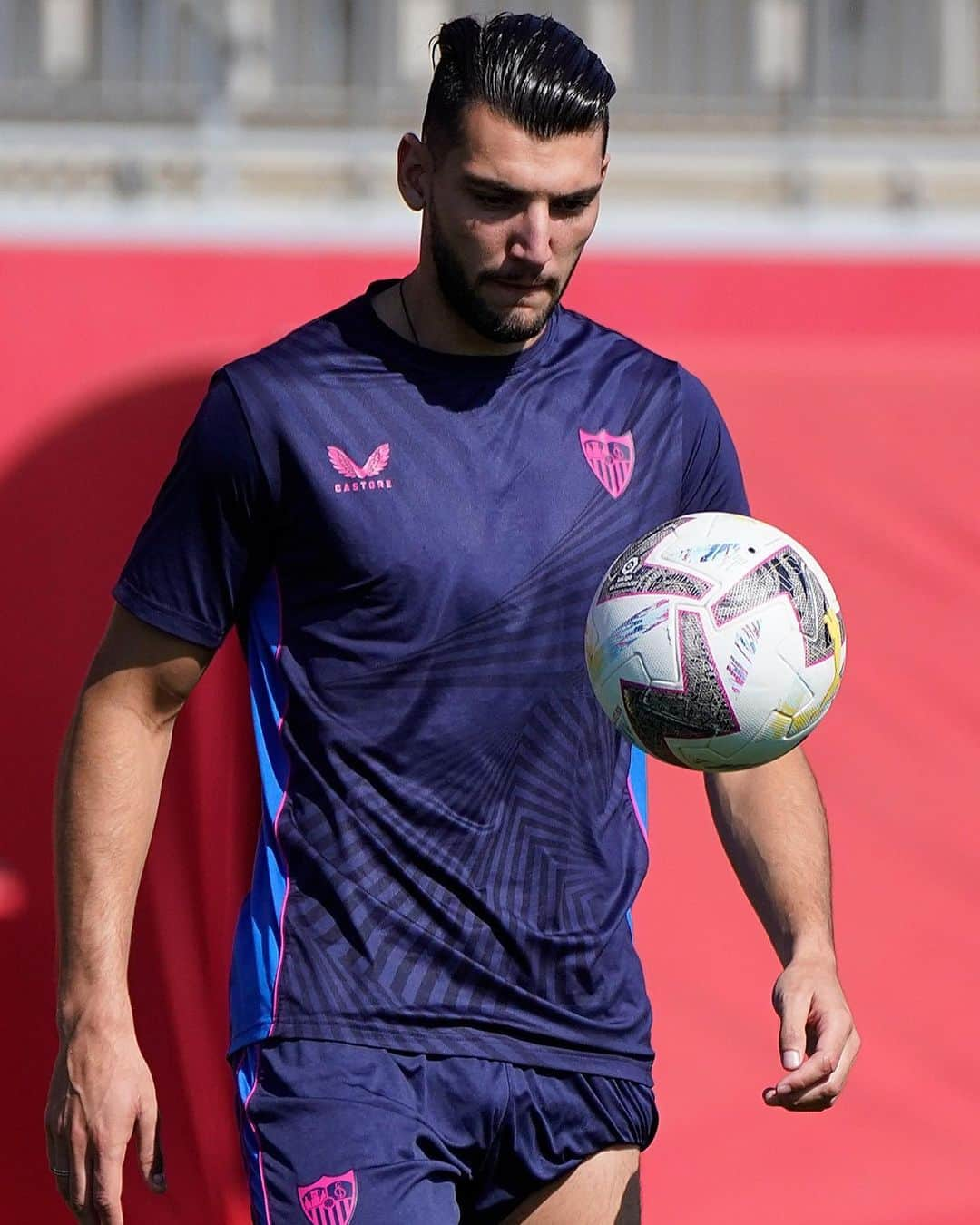 セビージャFCさんのインスタグラム写真 - (セビージャFCInstagram)「¡A por el último de la temporada!  ⚽️🔜 #RealSociedadSevillaFC   #WeareSevilla #NuncaTeRindas #laliga #training」6月3日 19時11分 - sevillafc