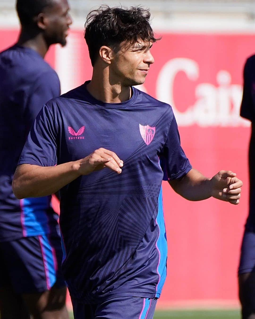 セビージャFCのインスタグラム：「¡A por el último de la temporada!  ⚽️🔜 #RealSociedadSevillaFC   #WeareSevilla #NuncaTeRindas #laliga #training」