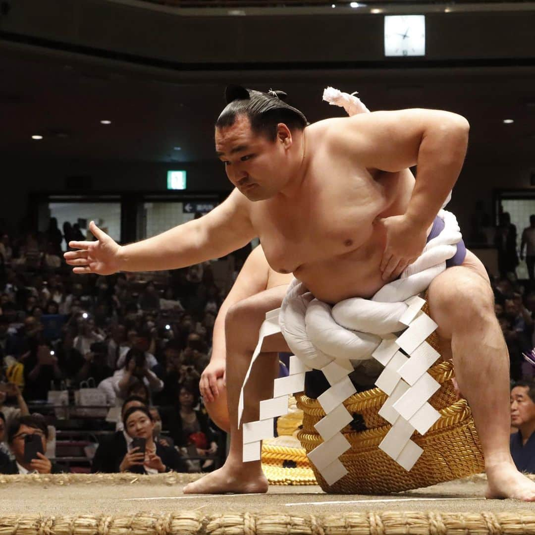 日本相撲協会さんのインスタグラム写真 - (日本相撲協会Instagram)「鶴竜引退断髪披露大相撲  71代横綱 鶴竜が引退相撲・断髪式を行いました。  鶴竜として最後の取組。 相手は、長男のアマルバヤスガランさん。  横綱綱締め。 横綱土俵入り。 太刀持ち 新大関霧島 露払い 正代 雲竜型の土俵入りが国技館で行われたのは、令和2年七月場所(東京開催)初日以来約3年ぶり。  マゲにハサミを入れたのは総勢400名ほど。 支えてくれたたくさんの方や、かつてのライバルがいる中、涙があふれ出たのは、お父様にはさみを入れてもらった時。 止めばさみは陸奥親方。  断髪後には、ご家族から花束贈呈。 長女のアニルランさんより「お父さんのおなかが温かくて好きだった」というお手紙も。  一日も早く協会の看板を背負っていく力士たちを育てていきたい。 今後は陸奥部屋の親方として、後進の指導にあたります。  @sumokyokai #sumo #相撲#鶴竜 #お相撲さん #japan #japanculture #断髪式 #引退相撲 #東京 #両国 #tokyo」6月3日 19時11分 - sumokyokai