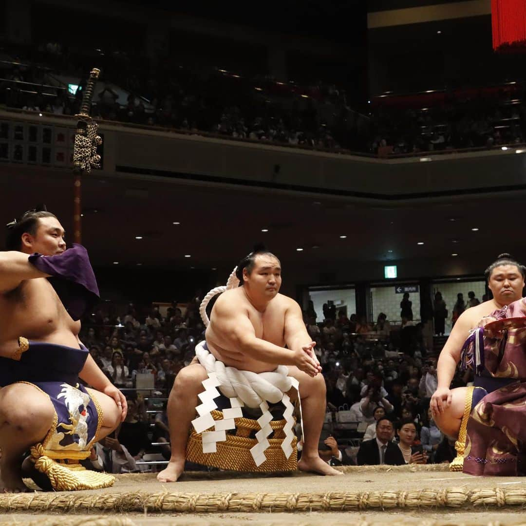 日本相撲協会さんのインスタグラム写真 - (日本相撲協会Instagram)「鶴竜引退断髪披露大相撲  71代横綱 鶴竜が引退相撲・断髪式を行いました。  鶴竜として最後の取組。 相手は、長男のアマルバヤスガランさん。  横綱綱締め。 横綱土俵入り。 太刀持ち 新大関霧島 露払い 正代 雲竜型の土俵入りが国技館で行われたのは、令和2年七月場所(東京開催)初日以来約3年ぶり。  マゲにハサミを入れたのは総勢400名ほど。 支えてくれたたくさんの方や、かつてのライバルがいる中、涙があふれ出たのは、お父様にはさみを入れてもらった時。 止めばさみは陸奥親方。  断髪後には、ご家族から花束贈呈。 長女のアニルランさんより「お父さんのおなかが温かくて好きだった」というお手紙も。  一日も早く協会の看板を背負っていく力士たちを育てていきたい。 今後は陸奥部屋の親方として、後進の指導にあたります。  @sumokyokai #sumo #相撲#鶴竜 #お相撲さん #japan #japanculture #断髪式 #引退相撲 #東京 #両国 #tokyo」6月3日 19時11分 - sumokyokai