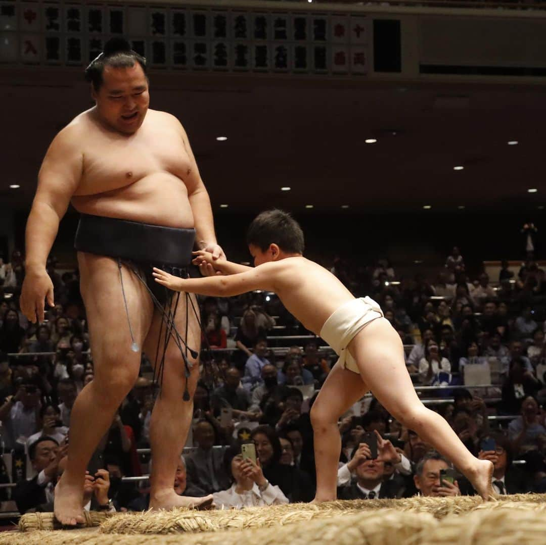 日本相撲協会さんのインスタグラム写真 - (日本相撲協会Instagram)「鶴竜引退断髪披露大相撲  71代横綱 鶴竜が引退相撲・断髪式を行いました。  鶴竜として最後の取組。 相手は、長男のアマルバヤスガランさん。  横綱綱締め。 横綱土俵入り。 太刀持ち 新大関霧島 露払い 正代 雲竜型の土俵入りが国技館で行われたのは、令和2年七月場所(東京開催)初日以来約3年ぶり。  マゲにハサミを入れたのは総勢400名ほど。 支えてくれたたくさんの方や、かつてのライバルがいる中、涙があふれ出たのは、お父様にはさみを入れてもらった時。 止めばさみは陸奥親方。  断髪後には、ご家族から花束贈呈。 長女のアニルランさんより「お父さんのおなかが温かくて好きだった」というお手紙も。  一日も早く協会の看板を背負っていく力士たちを育てていきたい。 今後は陸奥部屋の親方として、後進の指導にあたります。  @sumokyokai #sumo #相撲#鶴竜 #お相撲さん #japan #japanculture #断髪式 #引退相撲 #東京 #両国 #tokyo」6月3日 19時11分 - sumokyokai