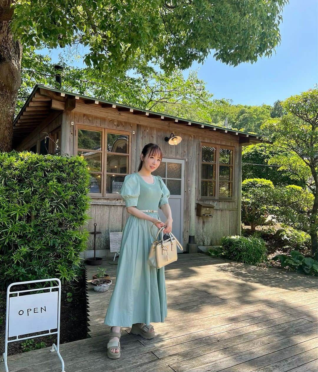 島川未有のインスタグラム：「昨日の大雨が嘘のように、梅雨の晴れ間の今日は快晴☀️ ミントグリーンのワンピース👗が着たくなりました♪(どこ見てたんやろ) お寺の横にある、前から行きたかったカフェ☕️ ロールケーキをいただきました。 なぜか、お寺の境内に亀🐢がいてびっくり。可愛い🥹忍者タートルズが昔、めっちゃ好きでした🥹  #徳島カフェ#徳島グルメ#徳島ランチ#鳴門グルメ#鳴門カフェ#ootd#亀がいた」