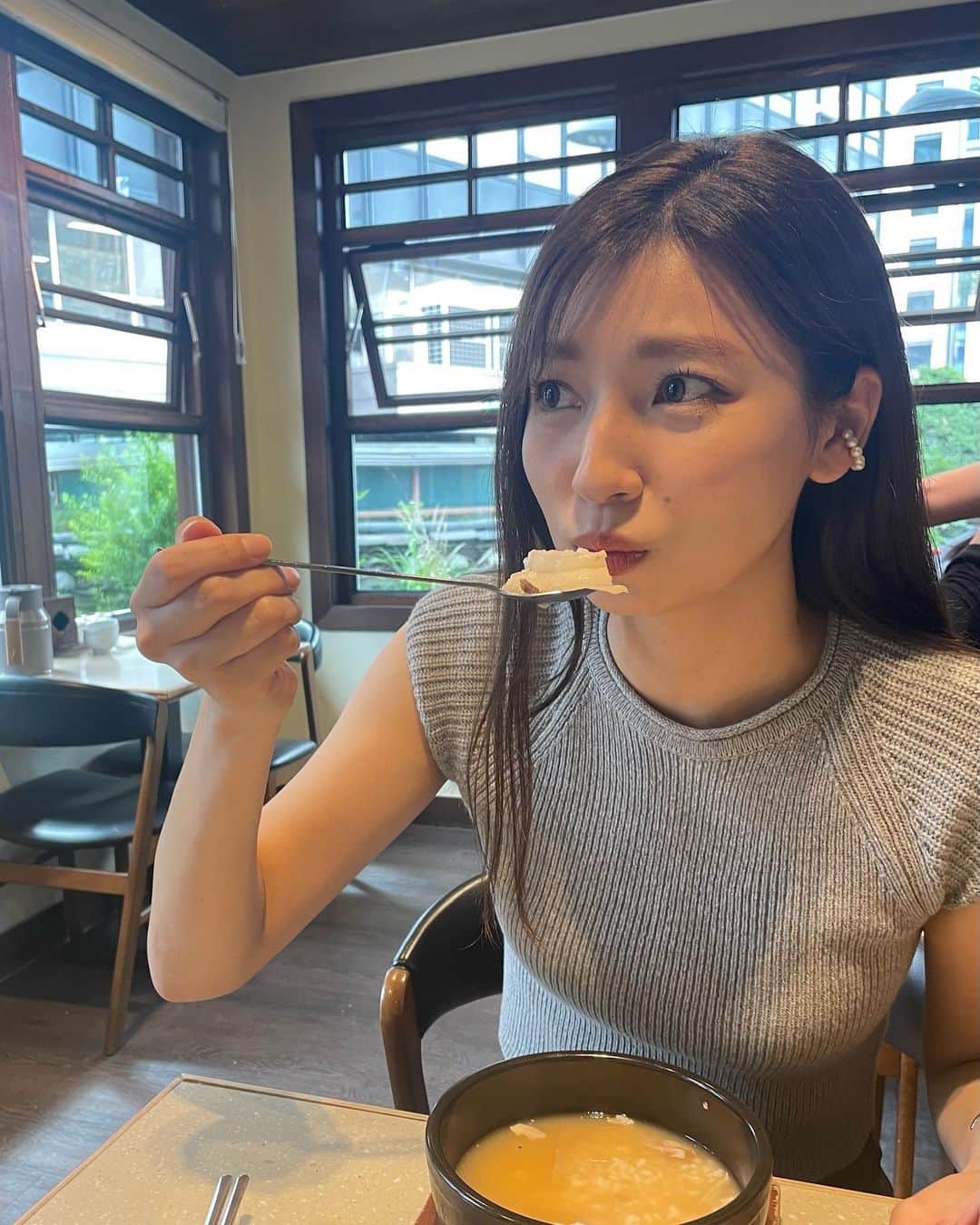 のインスタグラム：「ずっと食べてるね🥳  1.2母と 3. with @kyoko_gunji @rina_sasazaki @sugihara_rin  私だけ特大ワッフルを頼む食いしんぼうぶりで、きょんちゃんが笑いながら撮ってくれた🧇 4.5 市來とカフェ☺️☕️ 6.7 @omachi_reo とZIPのスタッフさん達と餃子フェス🥟餃子は秒で食べたので写真はありません😂」