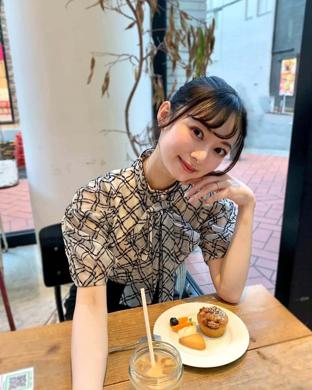 川村まりのインスタグラム：「仕事終わりのカフェデート☕️  後ろに写ってた人は、消しゴムマジックで消してやるのさ！」