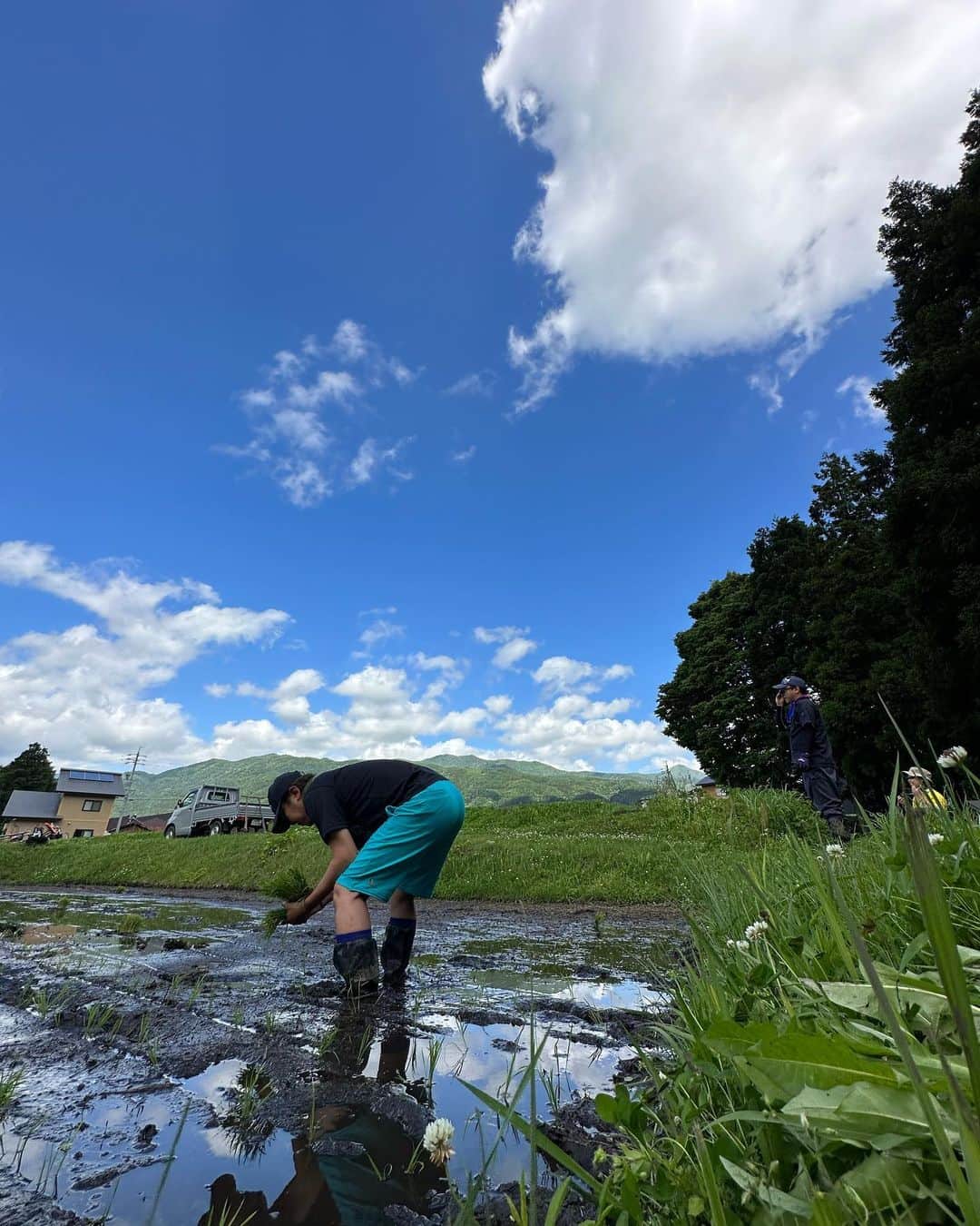 金子貴俊のインスタグラム：「今日は娘と長野県にお借りした田んぼの田植えに行ってきました！ コロナでここ数年行く事ができなかったのですが、やっと田植えに行く事ができました。土や水、苗に触れる事は気持ちいいですね〜♬無心で植えている時間も登山に似てる感じかなー？好きだなー。黙々と植える。癒されたなぁー。  #長野#信州#田植え#田んぼ#お米作り  #お米作り体験」