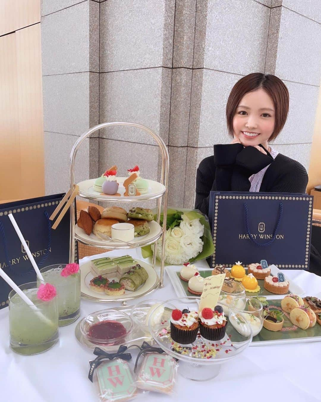 ゆうかのインスタグラム：「母のお誕生日で🧡ハリー・ウィンストンコラボのアフタヌーンティーへ🧁💍 . @parkhyatttokyo × @harrywinston 🧁🧡💍 . . フィンガーフードと プティスイーツ🍰 おかわりもたくさんいただきました🤭💕 . 母にも喜んでもらえてよかった🥰 . 私も久々にゆっくりする時間がとれたからよかったな💗 . "TEA IN THE WINSTON GARDEN" HARRY WINSTON AFTERNOON TEA "ティー イン ザ ウィンストン ガーデン" ハリーウィンストン アフタヌーンティー ¥7,500 (税込8,250) . 〒163-1055  東京都新宿区西新宿３丁目７−１−２ パークハイアット東京 41F . ちなみに、子連れでも全然大丈夫です❤️ . . #パークハイアット #パークハイアット東京 #アフタヌーンティー #東京グルメ #東京カフェ #東京ランチ #新宿カフェ  #ピークラウンジ #ピークラウンジアフタヌーンティー #ハリーウィンストン #アラサーママ #アラサーママコーデ #3児ママ #3児のママ #男の子ママ #女の子のママ」