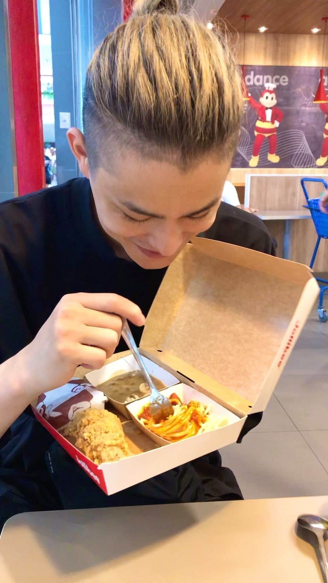 三海裕弥のインスタグラム：「Waaa gusto kopa kumain ulit  Ng jollibeeeeeeee😜🍗」