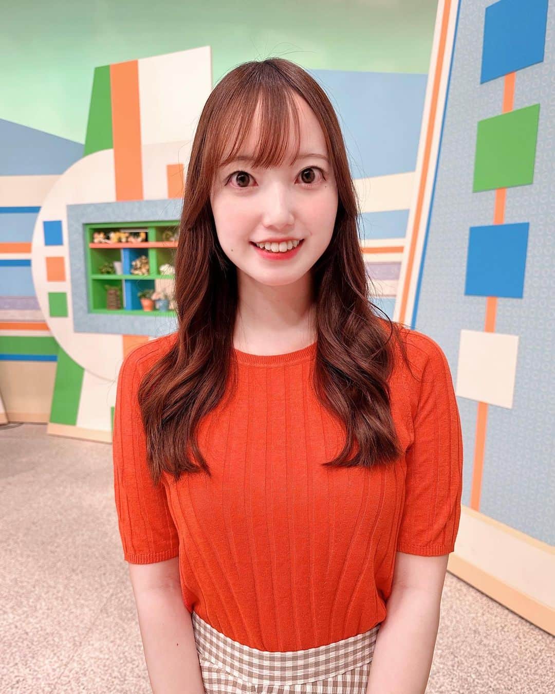 石井奏美のインスタグラム：「シアワセ気分の衣装🍊  オレンジのニットだったので メイクも合わせてオレンジ系にしました🧡  knit: Maglia Plus(@magliaplus )  明日は真夏日の所ありそうですから 皆さん熱中症お気をつけくださいね☀️  #岡山#香川#アナウンサー #magliaplus#ootd」