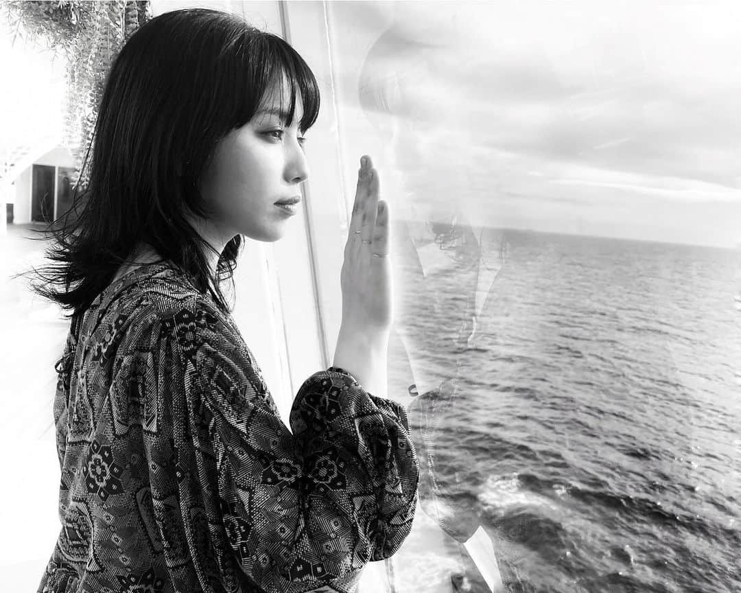 城南海のインスタグラム：「June 3,2023  #城南海 #月刊城南海  #kizukiminami #minamikizuki #singer #mirrormirror #reflection #🪞 #sea #asukaciuise_ #beautifulpeople #大島紬 #龍郷柄 #奄美大島 #飛鳥 #飛鳥ii   hairmake&photo:加藤リーヌ @cat_rinu Styling:下平純子 @sdjk85」