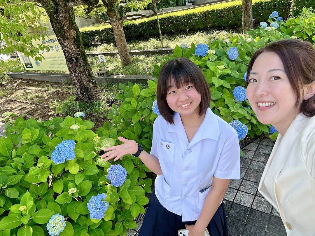 前田真里のインスタグラム：「再再再再再会💛 アジサイ綺麗でしたよ〜  朝一番に行こうと思っていた場所が 同じで嬉しかった🙏  ・  大雨、皆さん大丈夫でしたか これ以上、被害広がりませんように..  ・  長崎は、一気に暑くなりました！  高総体二日目 出場されるかたも、応援のかたも 熱中症お気をつけくださいね！🍀」