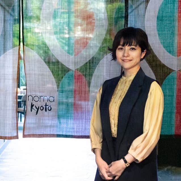 INSIDE FUJINGAHOさんのインスタグラム写真 - (INSIDE FUJINGAHOInstagram)「【Noma Kyoto 器担当者インタビュー】 “世界一のレストラン”noma（ノーマ）が京都で開いた期間限定のポップアップ「Noma Kyoto」。  美しい料理を支えた器は、今回のためにすべてnomaがあつらえたもので、地域性を重視して多くの日本人作家の作品が使用されました。  『婦人画報プレミアム』では、数十人の作家に新たな器を依頼する大仕事を取りまとめたnoma神尾理沙さんにインタビュー。  器やカトラリーが決まるまでの裏話のほか、作家一覧やセレクト時の貴重なオフショットも掲載しています！  器を決める際にレネ・ゼネピシェフが出したお題とは？　記事はプロフィールのリンクからご覧いただけます。（編集IM）  @nomacph @nomaprojects @acehotelkyoto  #noma #NomaKyoto #レネゼネピ #Renezenepi #ノーマ #ノーマ京都 #エースホテル京都 #器好き #作家もの #世界一受けたい授業 #婦人画報 #婦人画報プレミアム #fujingahojp」6月3日 19時16分 - fujingahojp