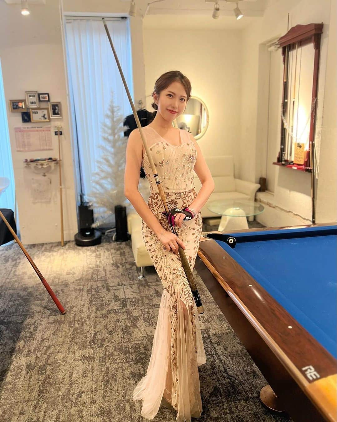 武田奈津美さんのインスタグラム写真 - (武田奈津美Instagram)「* THE ARTISTIC BILLIARDS SHOW 503🎱 香織プロ @kaori.ebe の会員制ビリヤードサロン @poolsalon503 で開催されたトリックショットショーに出てきました☺️  こんなに美しい服装で知的に魅せれる競技、素敵よね🥹✨ もっと色々出来るようになりたい☺️🎱  華麗なトリックショットを見たい方は香織プロのInstagramとYouTubeでどうぞ🎱🤍 年齢関係無く始められるし1人でも練習できるしオススメできる趣味の一つ❣️ 今年もまた少し成長しました🫡🤍  #ビリヤード #ビリヤードサロン #billiards #poolhall #poolsalon #pool #江辺香織 #マイキュー #トリックショット #ドレス #イブニングドレス #赤坂泰彦」6月3日 19時17分 - _natsumitakeda_