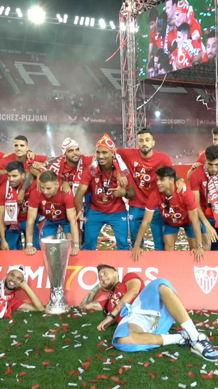 セビージャFCのインスタグラム：「Seguimos con 𝒓𝒆𝒔𝒂𝒄𝒂 𝒆𝒎𝒐𝒄𝒊𝒐𝒏𝒂𝒍… 🥹  𝐂𝐀𝐌𝐏𝟕𝐎𝐍𝐄𝐒 🏆🤍❤️  #NadieLaQuiereComoNosotros  #WeareSevilla #NuncaTeRindas」