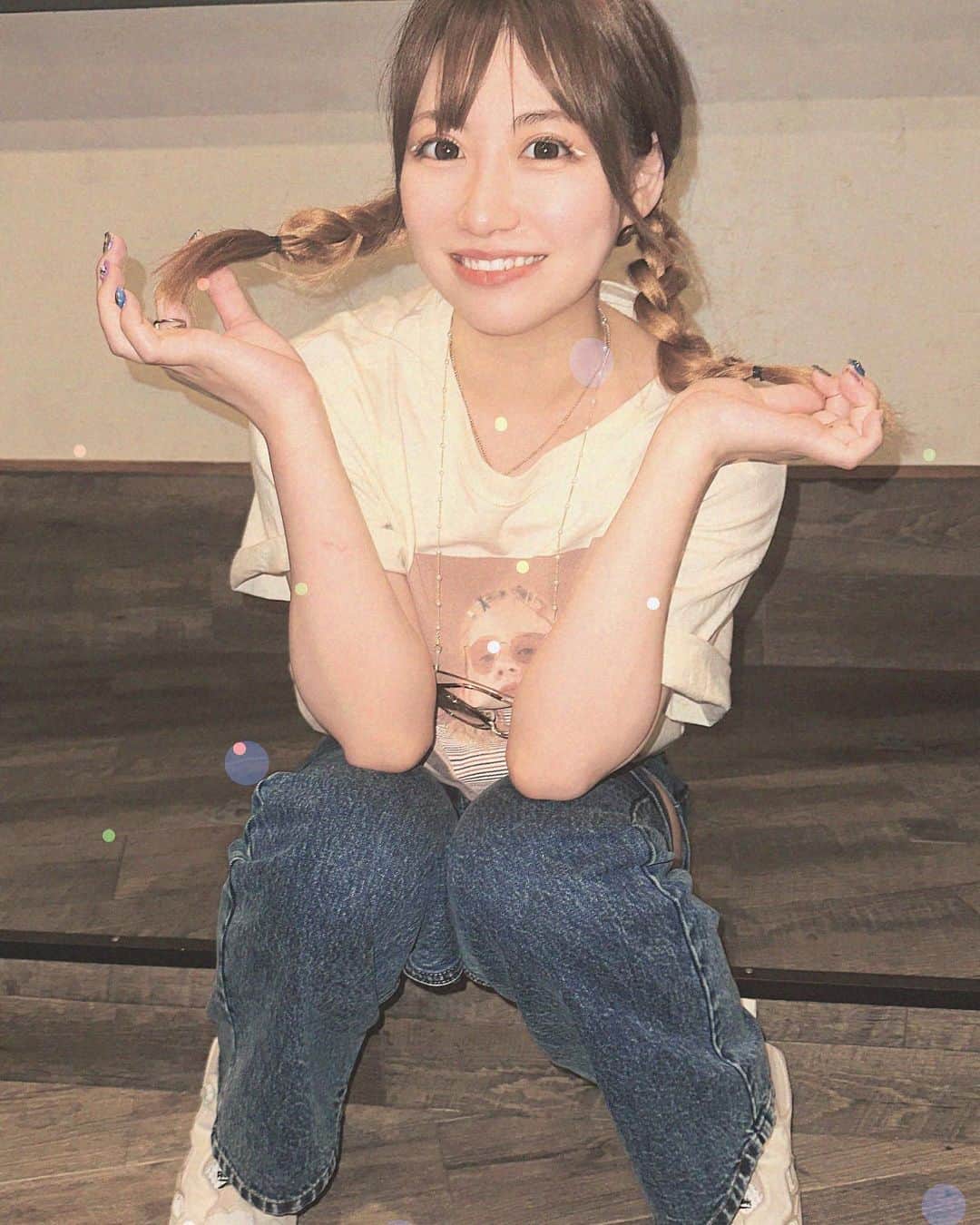 のインスタグラム：「. 5月ありがとうございました🫶 連休あったし、4月色々したからゆっくりかな〜と思っていたら仕事もプライベートも楽しかった😌 . 6月もよろしくお願いします🙏 26,27はいません🙅‍♀️ . 先月一番盛れた写真🤳 ダンスイベントのスタッフで参加してPUFFYのコスプレしてきたときの😂 . #シティーグループ #ニュークラ #ベルベ #鈴鐘 #クラブベルべ #クラブ鈴鐘 #ホステス #キャバ嬢 #すすきのキャバクラ #すすきのホステス #ショートカット女子 #酒好き #PUFFY風 #アジアの純真」