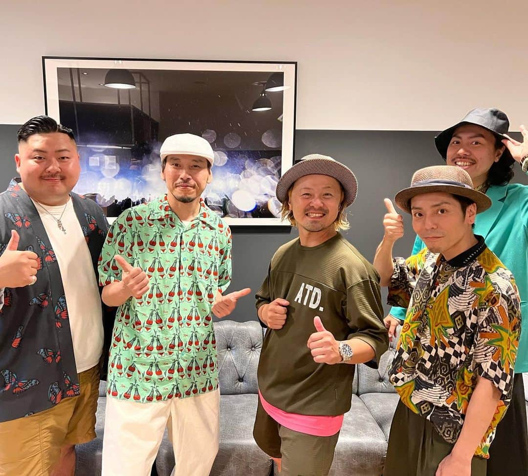 RYO the SKYWALKERさんのインスタグラム写真 - (RYO the SKYWALKERInstagram)「強 @244tsuyoshi244 のワンマン「Tsuyo’s Cafe」@ GORILLA HALL OSAKA 大成功！🎊  バンド＆コーラスにダンサーズ、スタッフ関係者の皆様お疲れ様でした！！  ２枚目の写真は同じくゲスト出演のサーカスフォーカス、BigFumiくんと！  アコースティックでええライブでした👍  #強 #TsuyosCafe #GORILLAHALL #大阪 #ryothe」6月3日 19時22分 - rsw